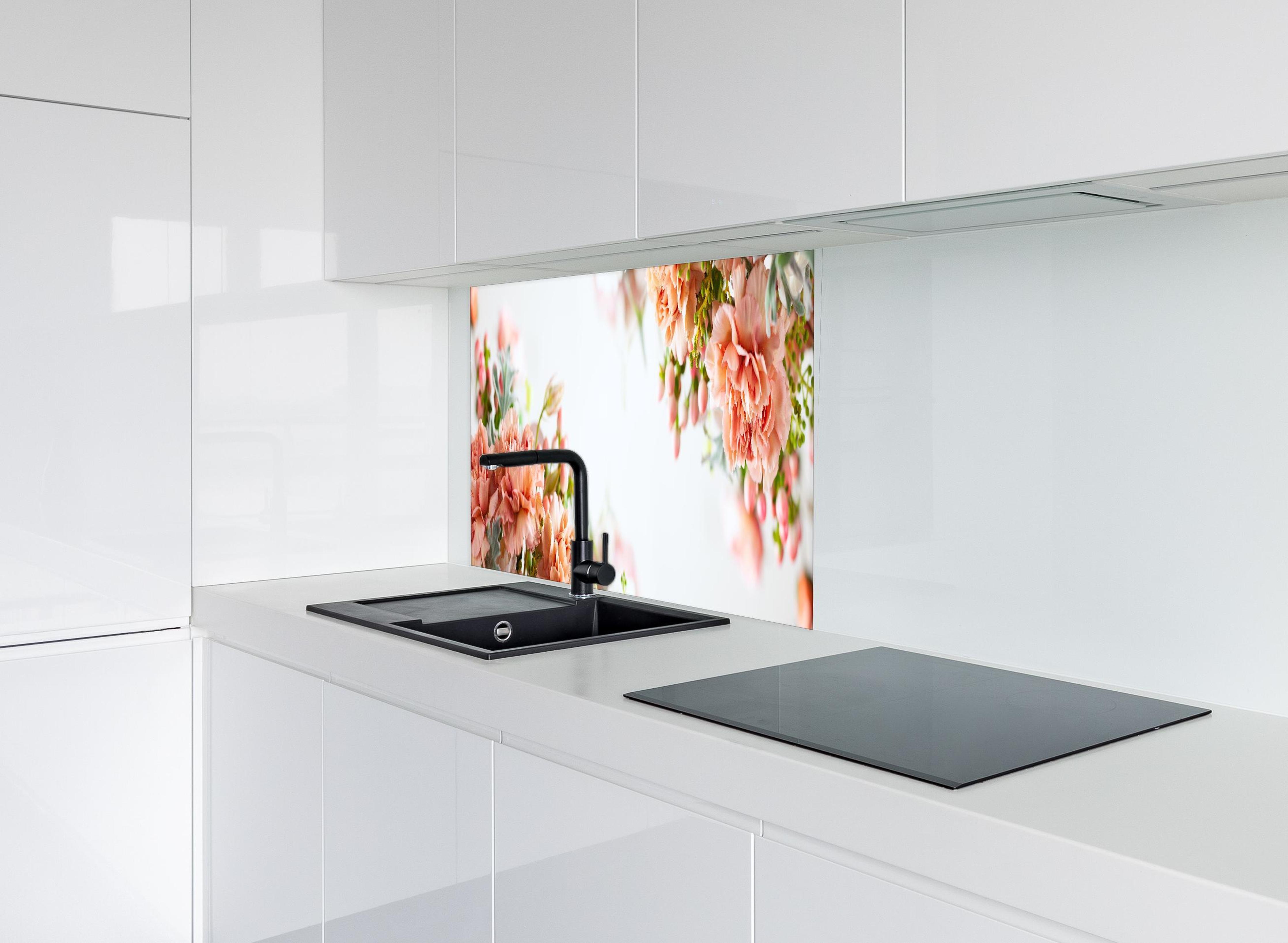 Spritzschutz - Herbstliche Blumenkomposition - Nahaufnahme hinter modernem schwarz-matten Spülbecken in weißer Hochglanz-Küche