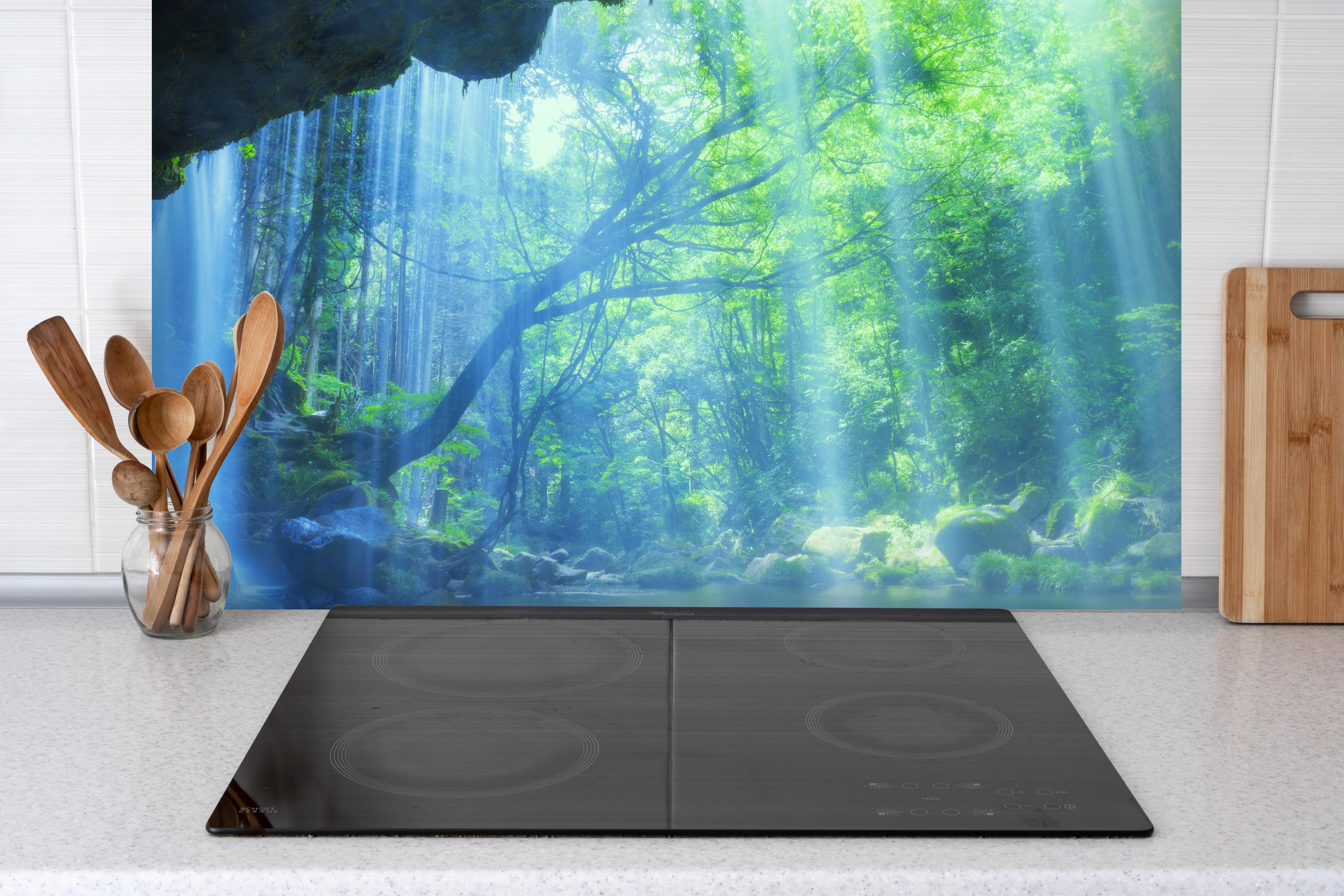 Spritzschutz - Hinter Nabigataki-Wasserfall Ansicht hinter einem Cerankochfeld zwischen Holz-Kochutensilien