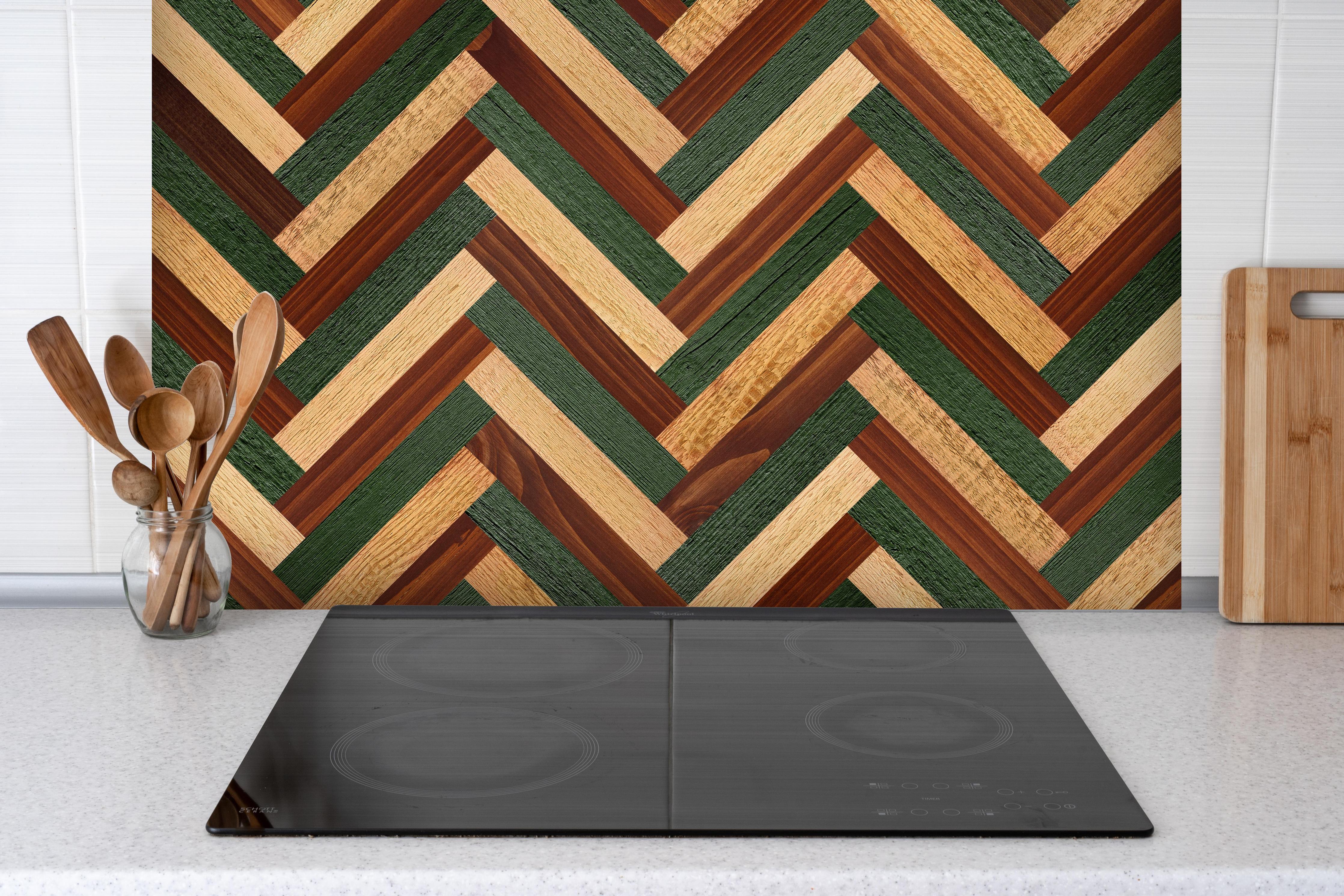 Spritzschutz - Hölzernes buntes Muster hinter einem Cerankochfeld zwischen Holz-Kochutensilien