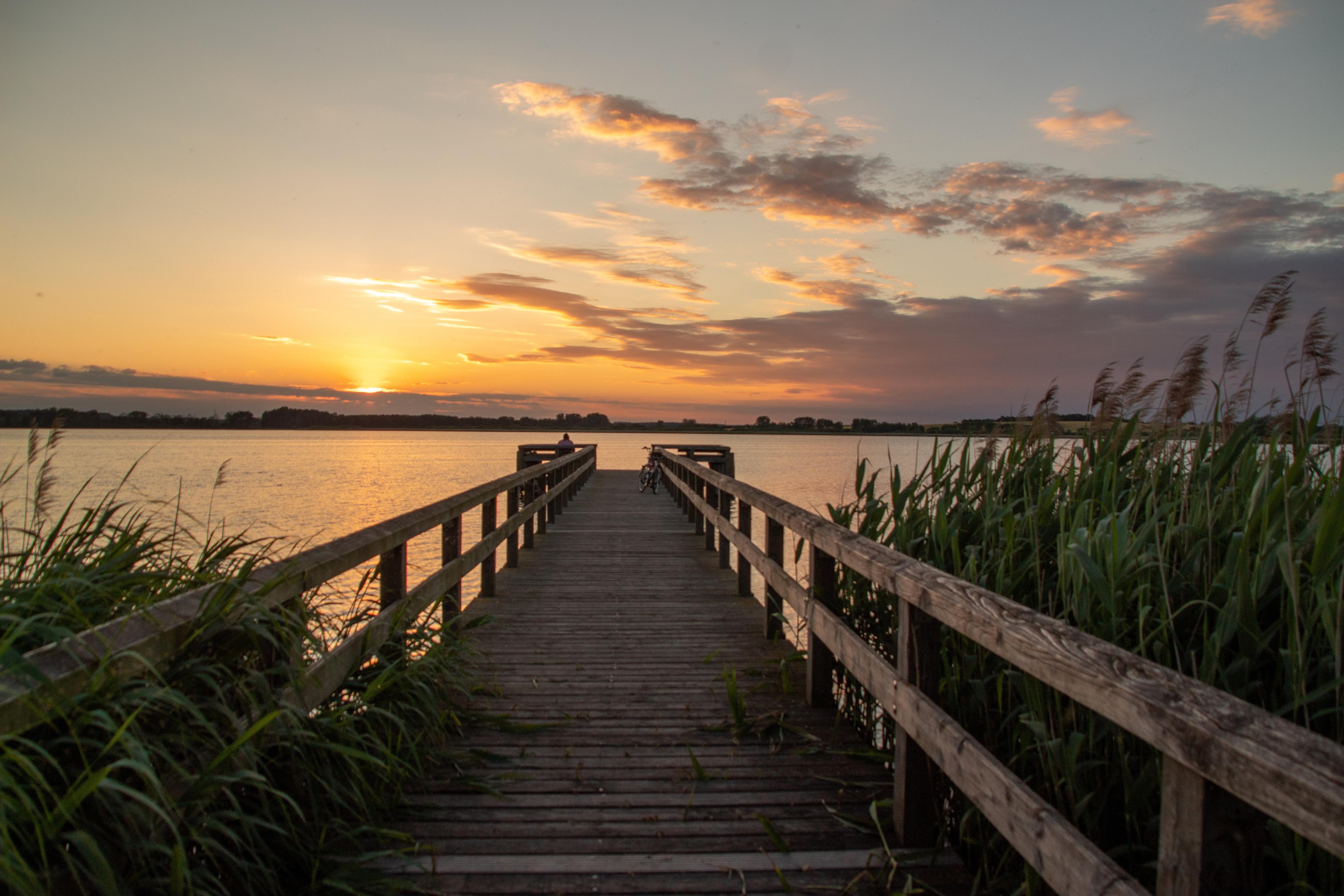 Spritzschutz-Holzsteg am Abend - Teterower See