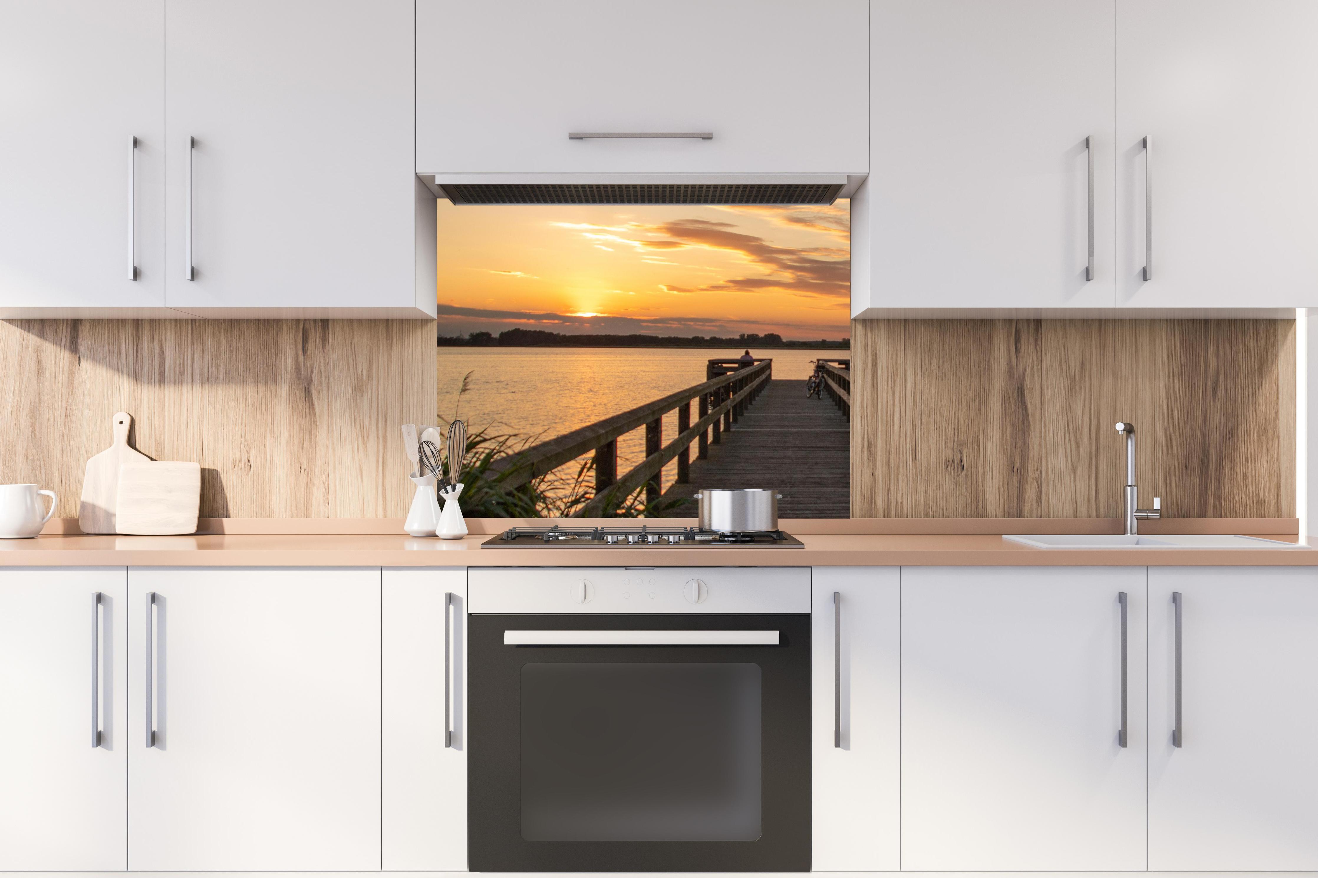 Spritzschutz - Holzsteg am Abend - Teterower See hinter stilvollem Gasherd unter Dunstabzugshaube