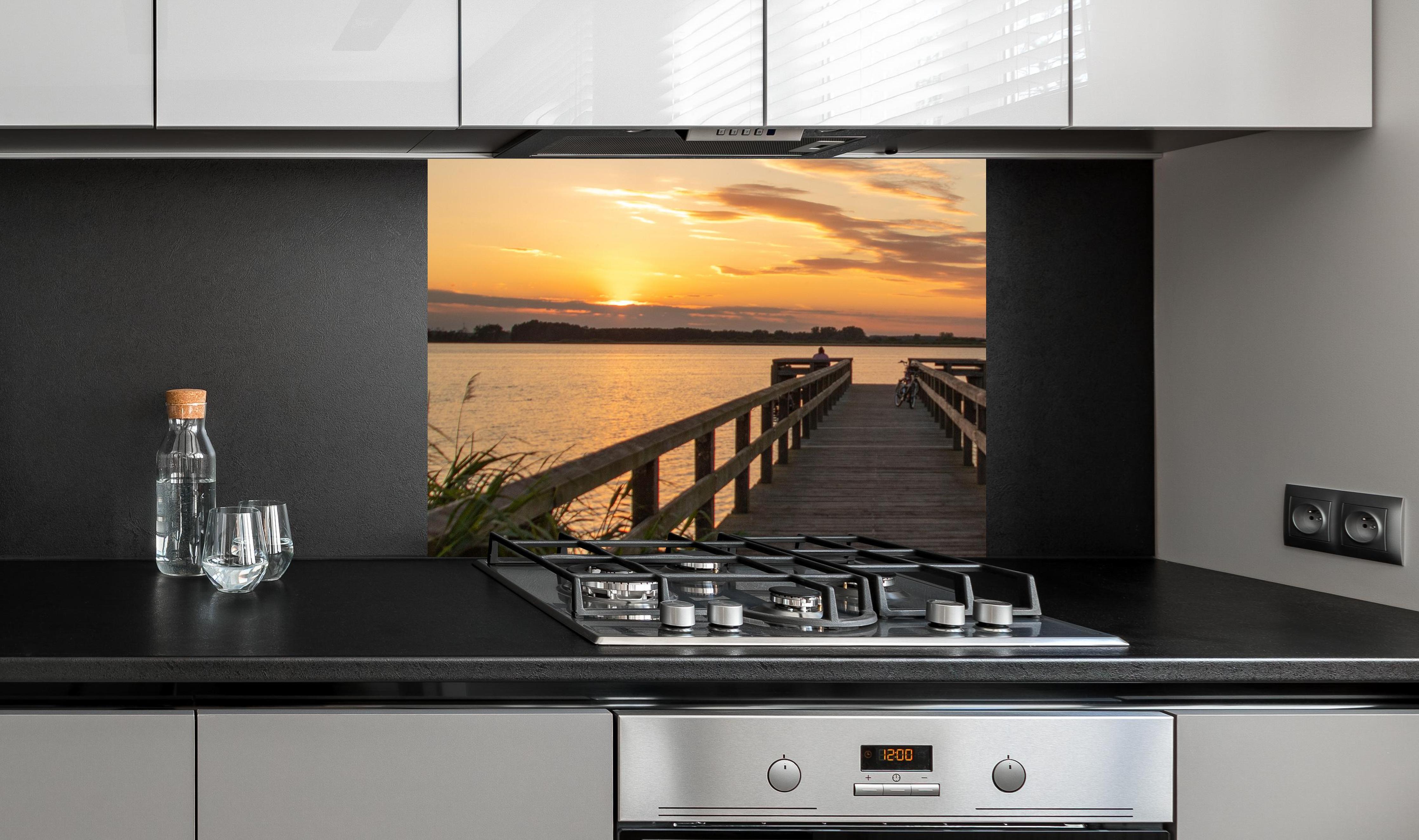 Spritzschutz - Holzsteg am Abend - Teterower See an edler Anthrazit-Wand hinter silbernem Gasherd