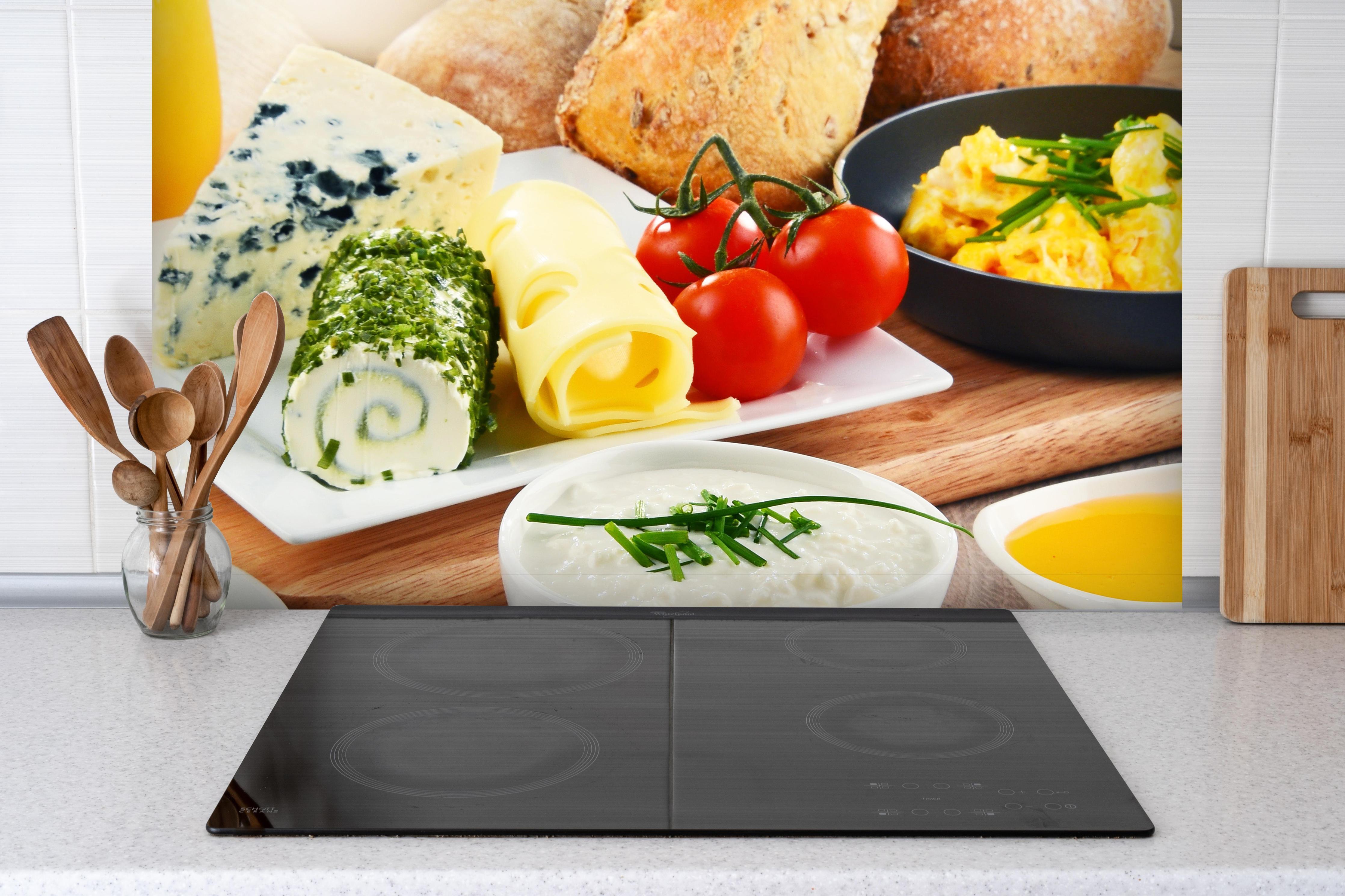 Spritzschutz - Hotel Frühstück hinter einem Cerankochfeld zwischen Holz-Kochutensilien