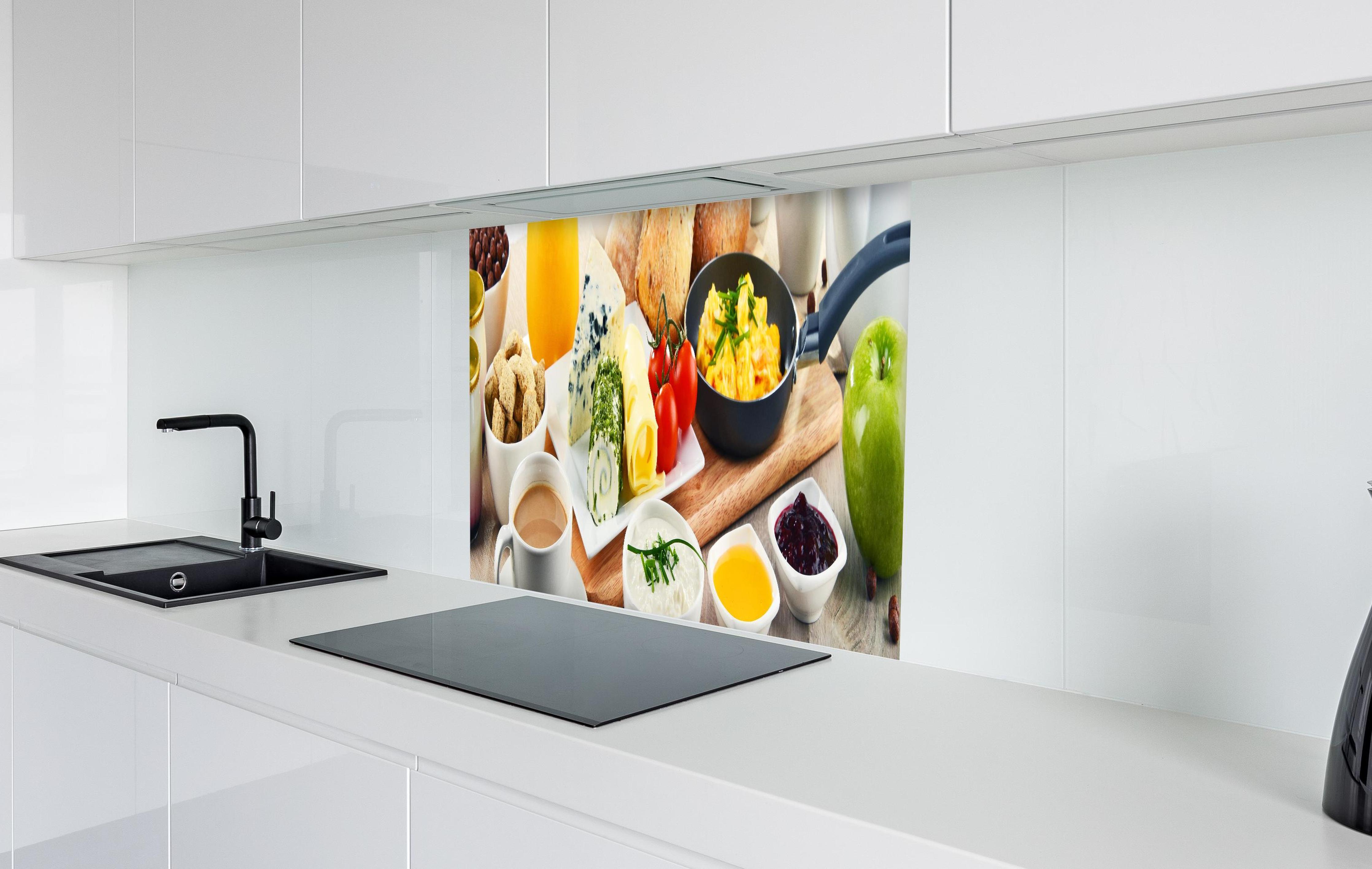 Spritzschutz - Hotel Frühstück in weißer Hochglanz-Küche hinter einem Cerankochfeld