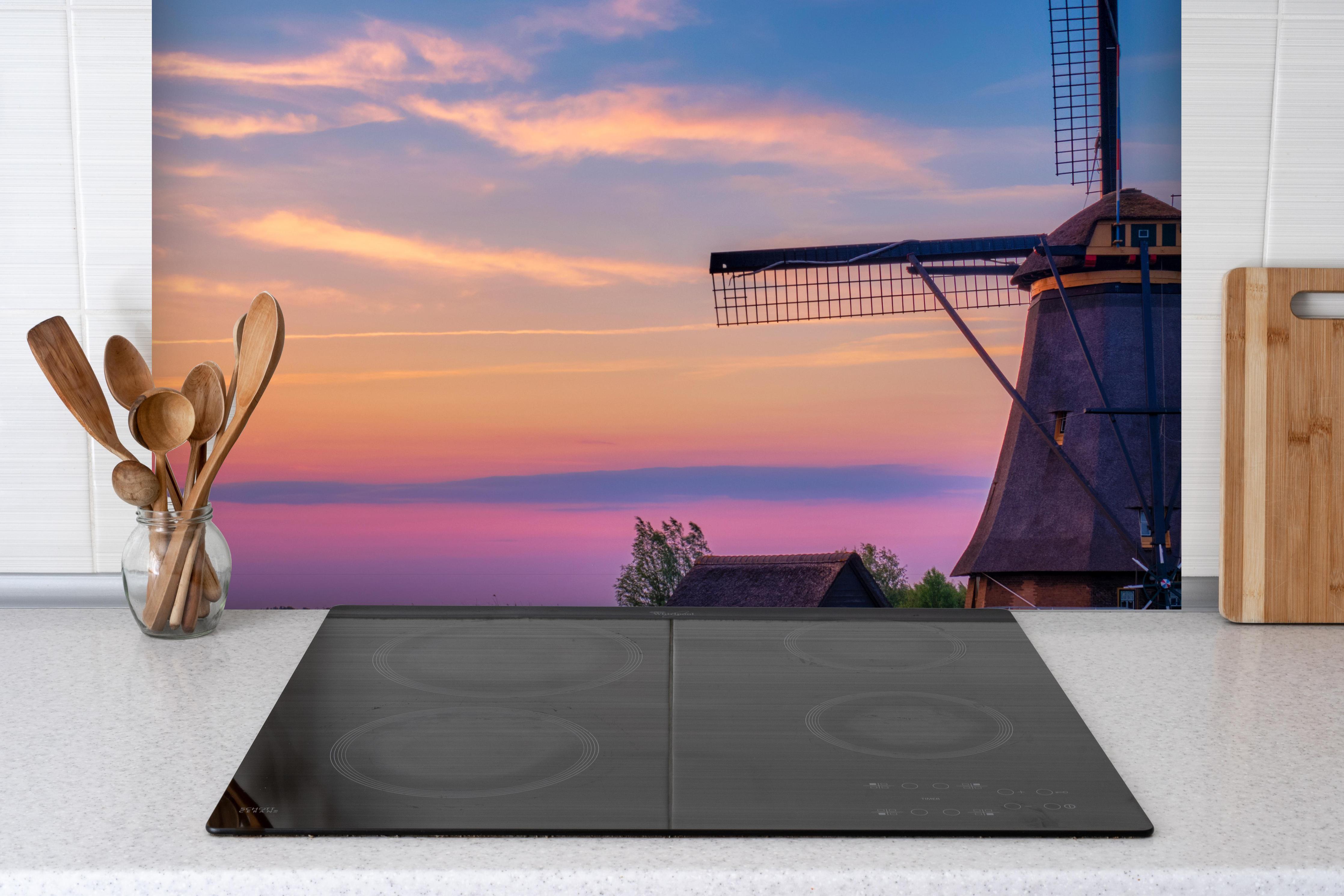 Spritzschutz - Idyllische Windmühlen in Kinderdijk hinter einem Cerankochfeld zwischen Holz-Kochutensilien