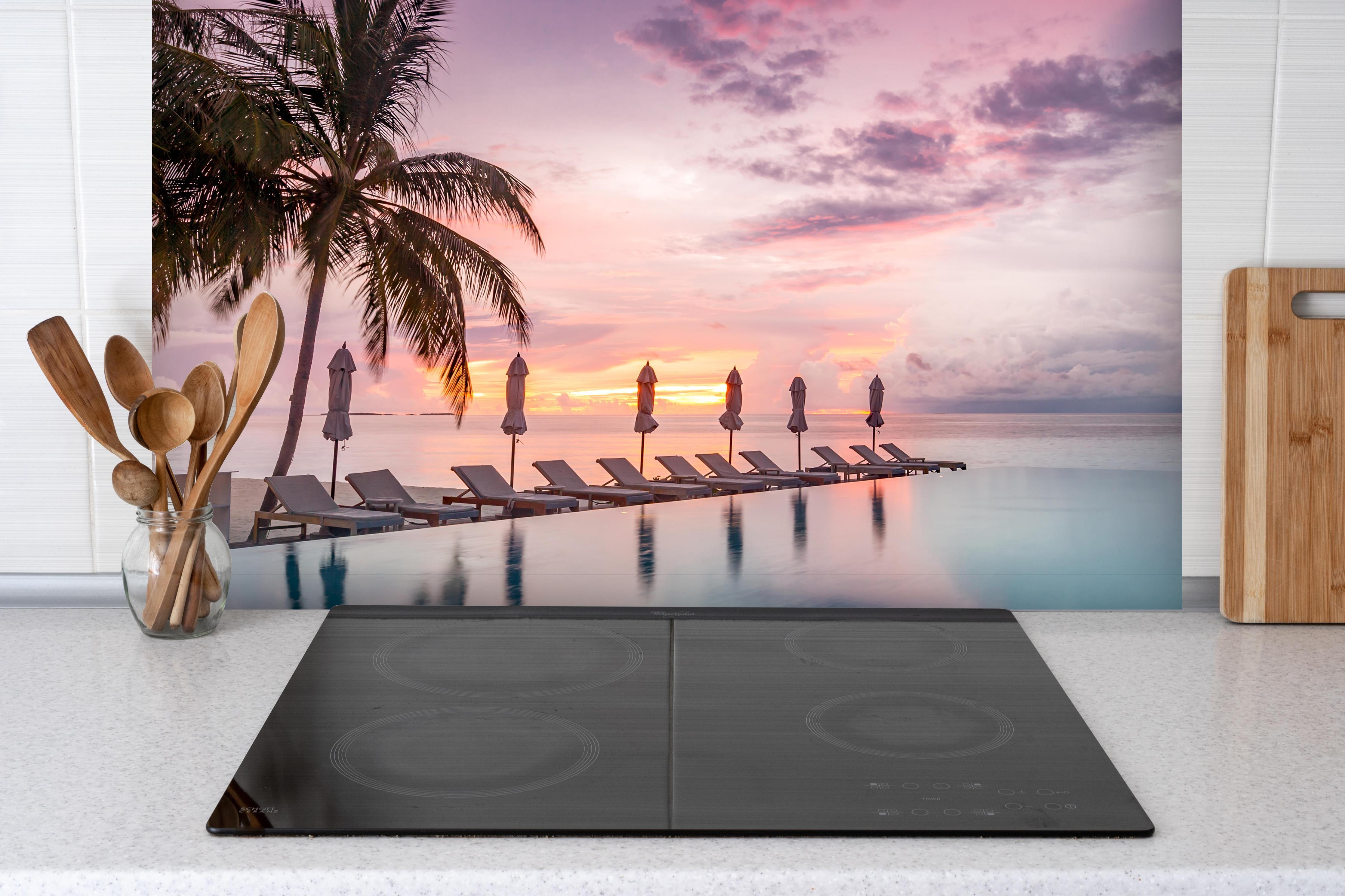 Spritzschutz - Idyllische bunte Strandszene - Karibik hinter einem Cerankochfeld zwischen Holz-Kochutensilien