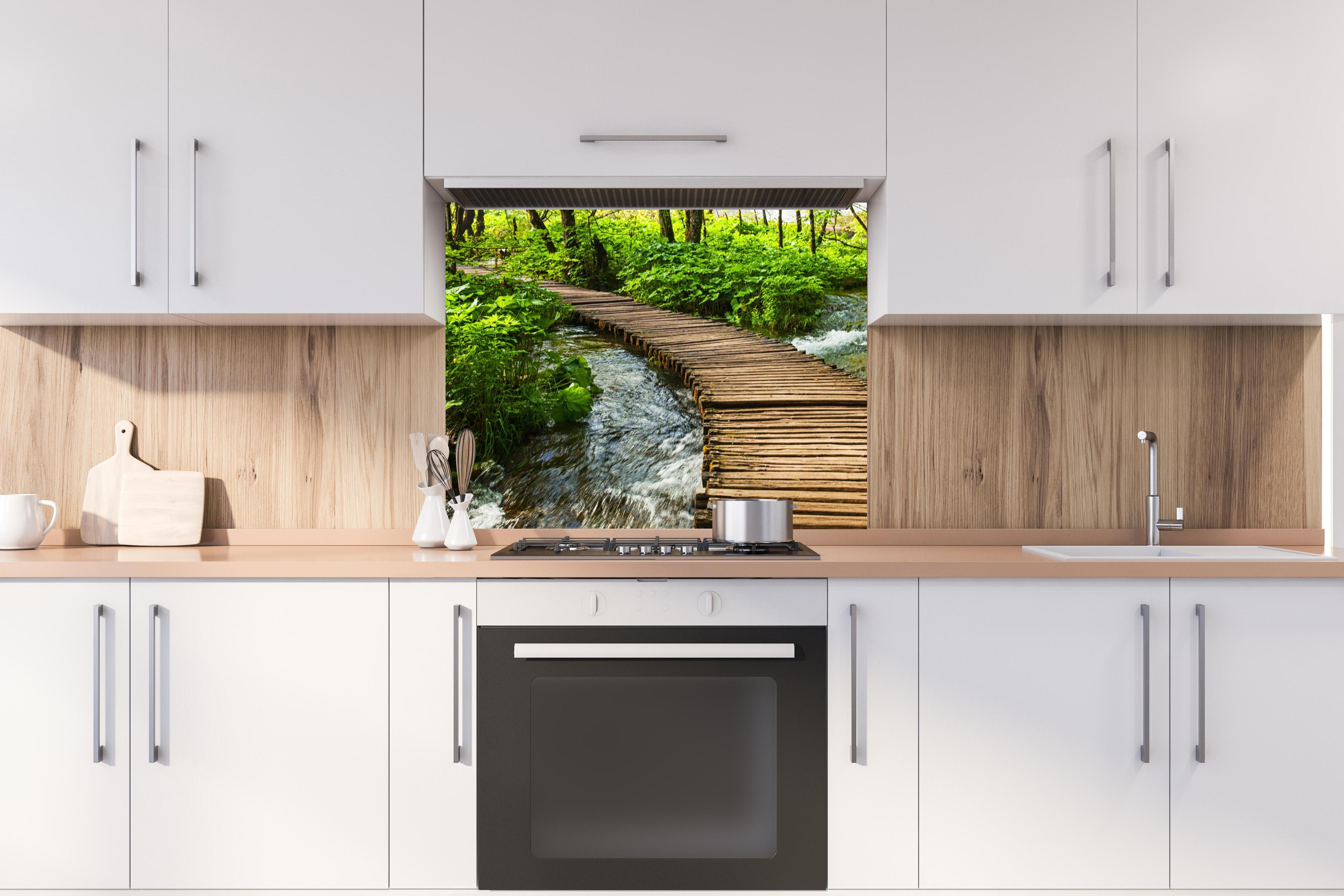 Spritzschutz - Idyllischer Dschungelpfad - Kroatien hinter stilvollem Gasherd unter Dunstabzugshaube