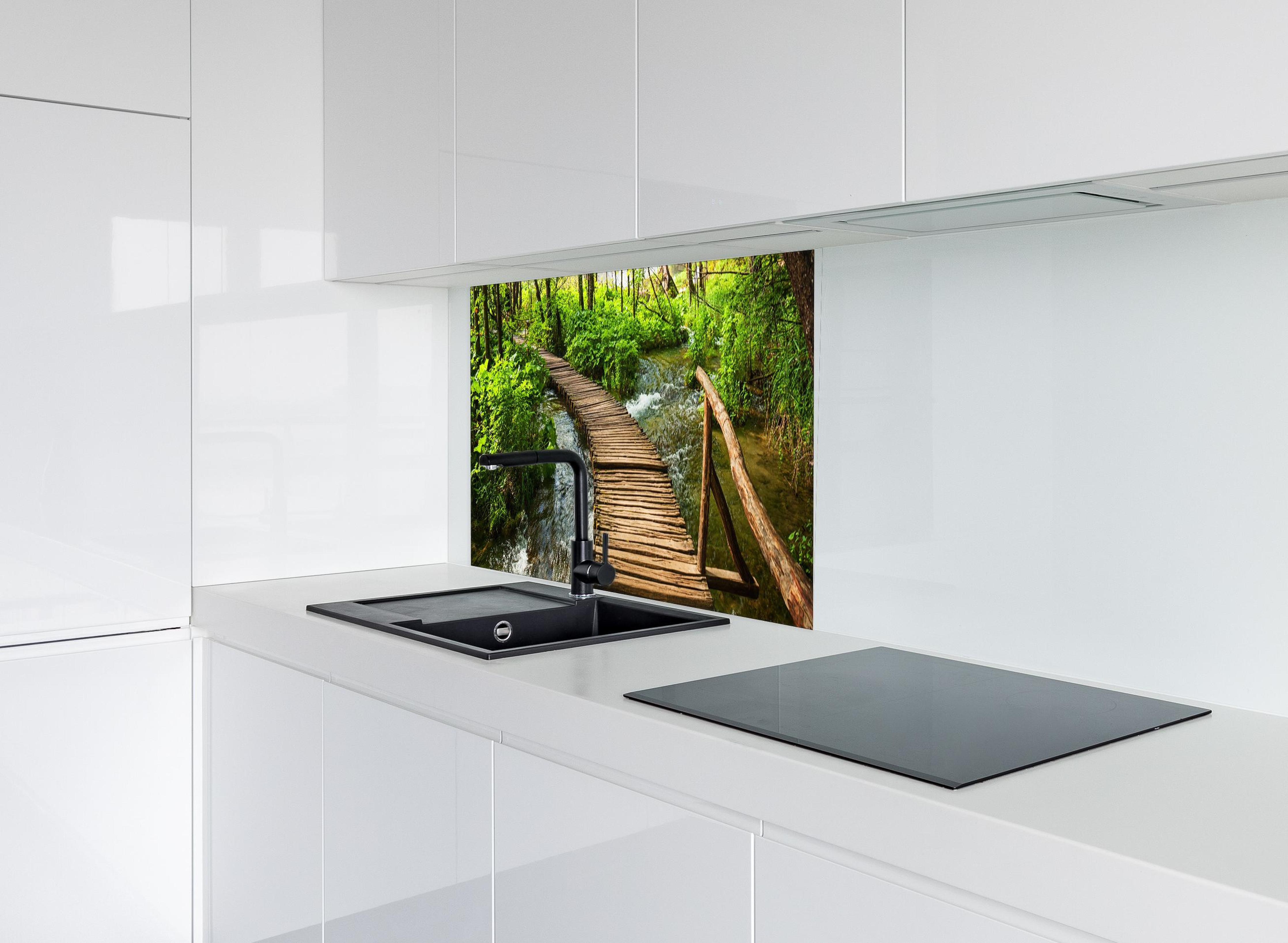 Spritzschutz - Idyllischer Dschungelpfad - Kroatien hinter modernem schwarz-matten Spülbecken in weißer Hochglanz-Küche