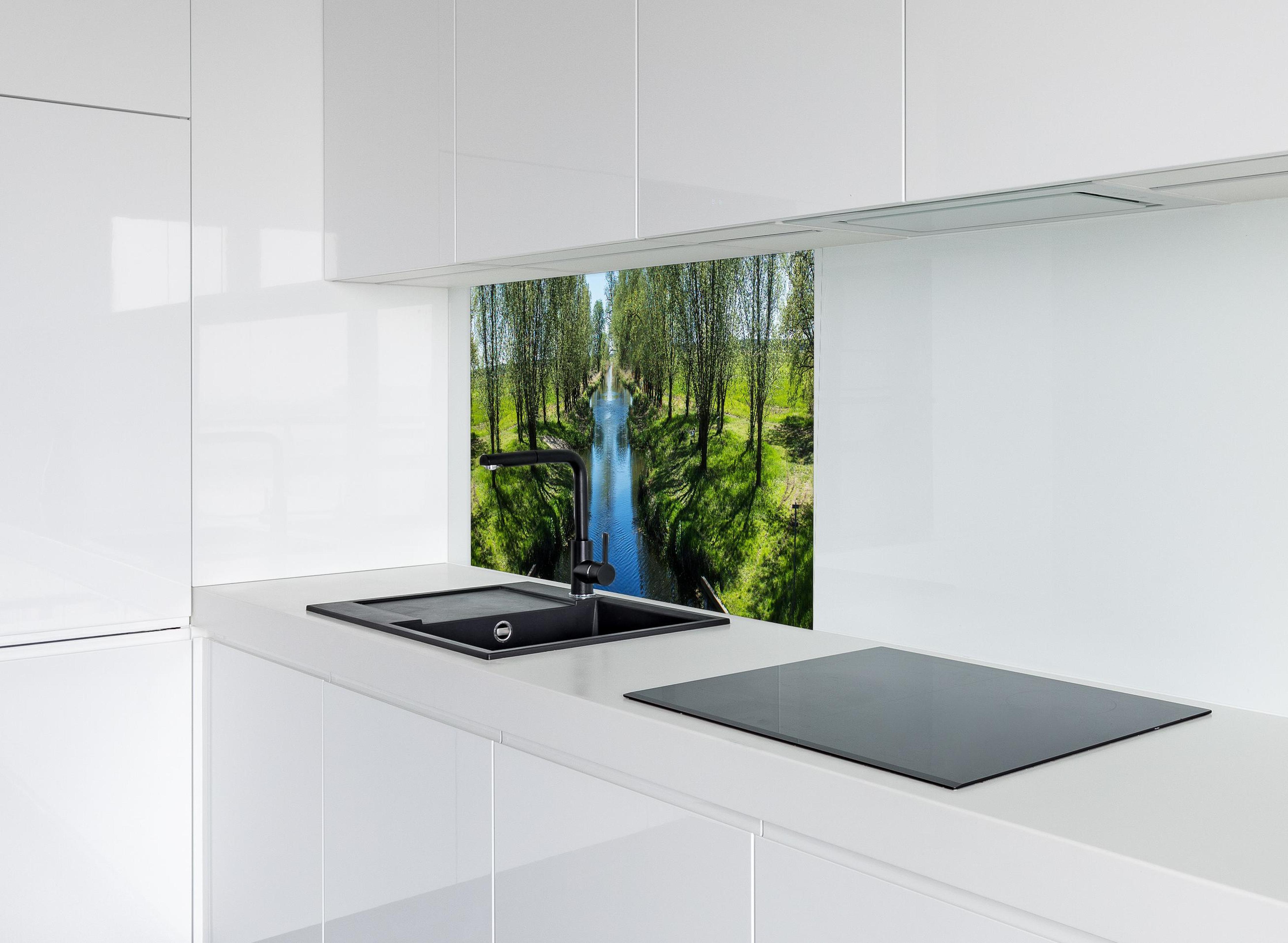 Spritzschutz - Idyllischer Fluss in Sachsen-Anhalt hinter modernem schwarz-matten Spülbecken in weißer Hochglanz-Küche