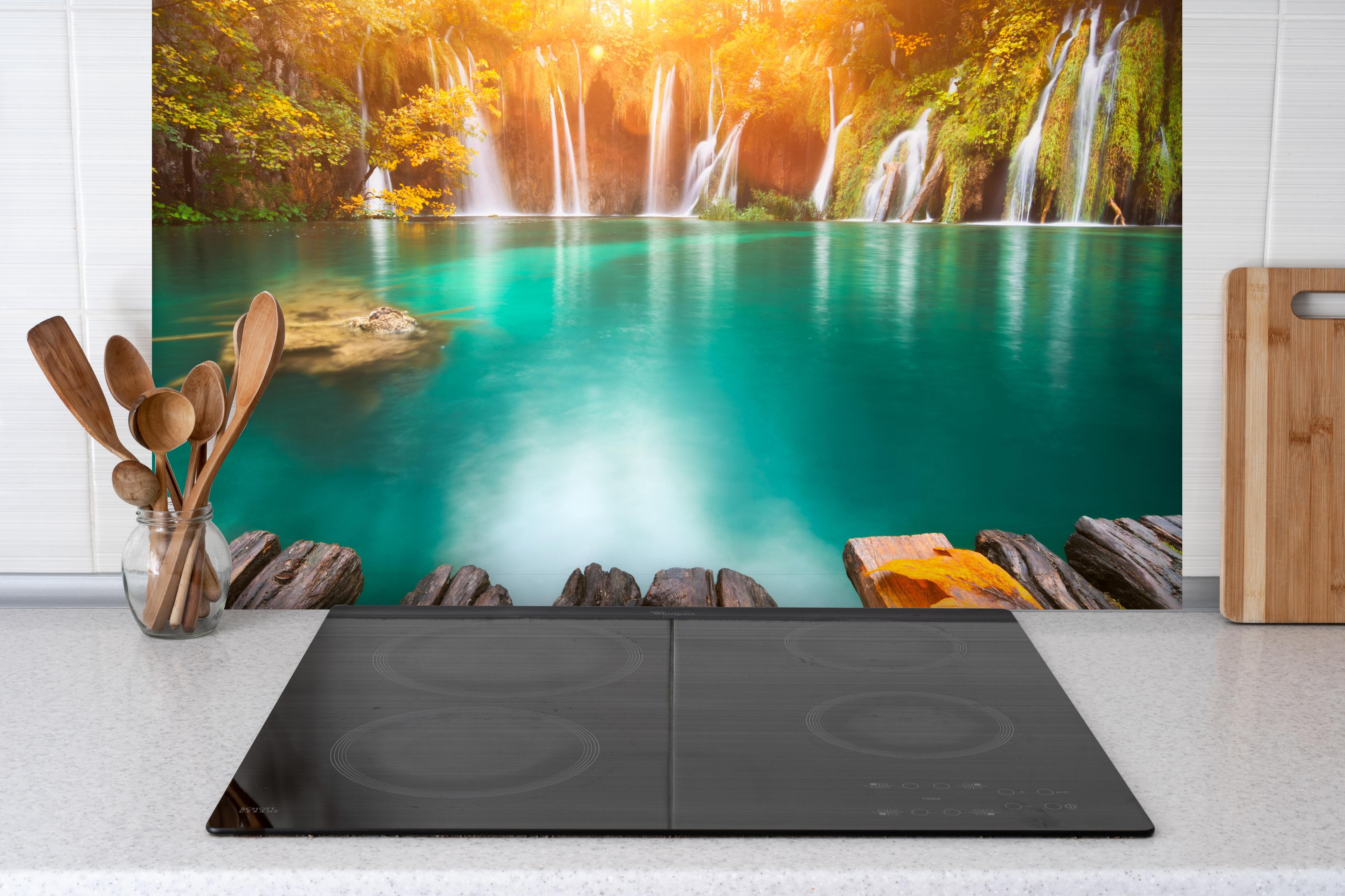 Spritzschutz - Idyllischer See im Plitvicer Nationalpark hinter einem Cerankochfeld zwischen Holz-Kochutensilien