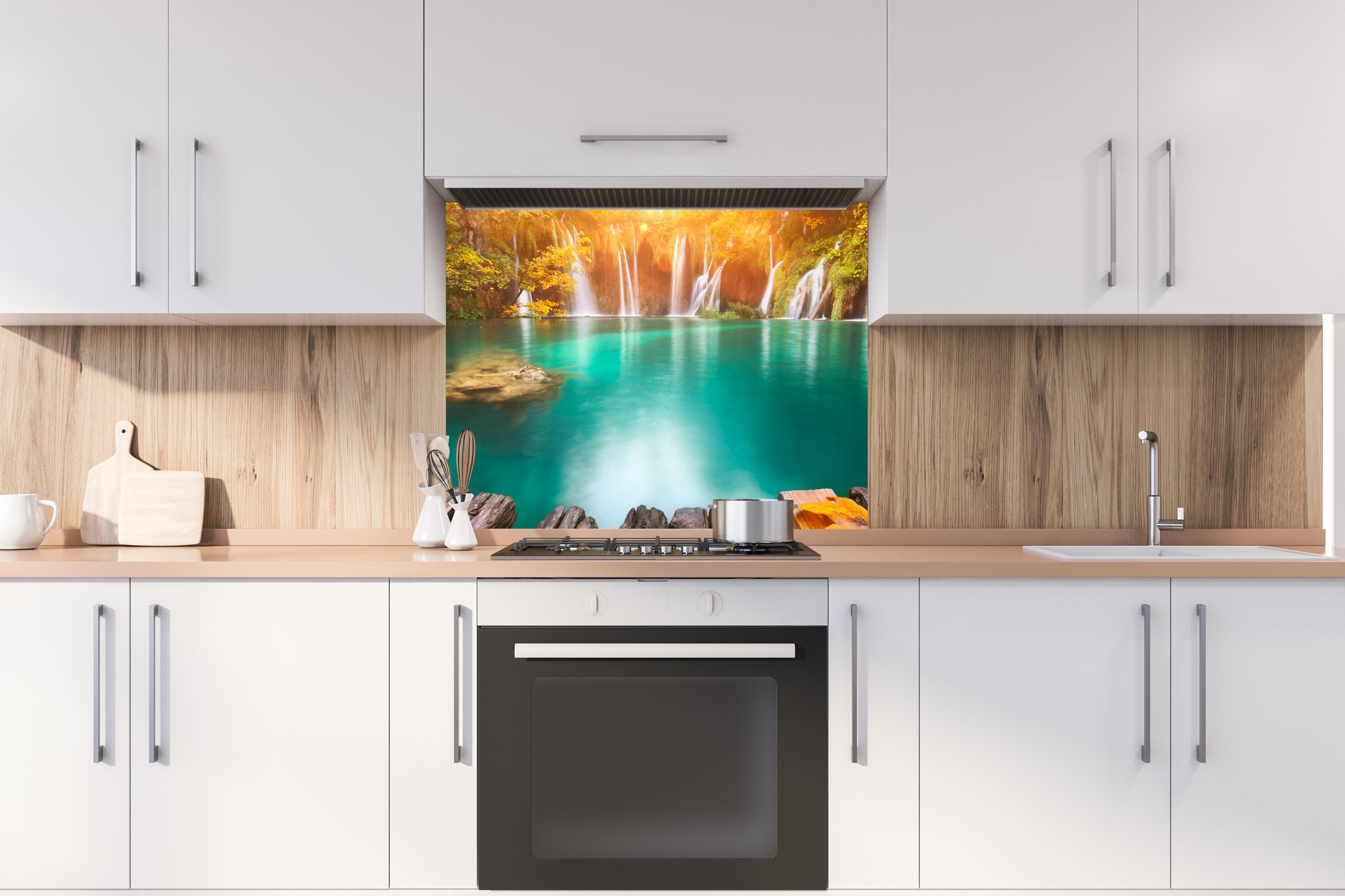 Spritzschutz - Idyllischer See im Plitvicer Nationalpark hinter stilvollem Gasherd unter Dunstabzugshaube