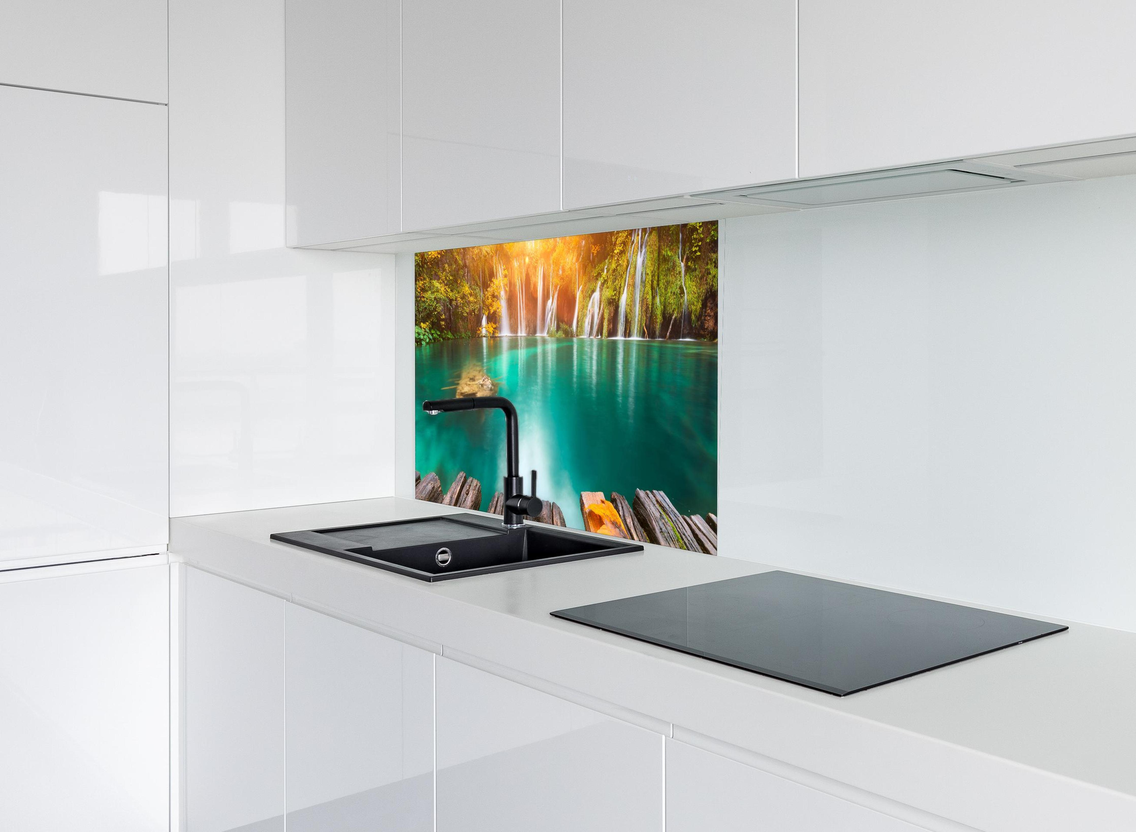 Spritzschutz - Idyllischer See im Plitvicer Nationalpark hinter modernem schwarz-matten Spülbecken in weißer Hochglanz-Küche