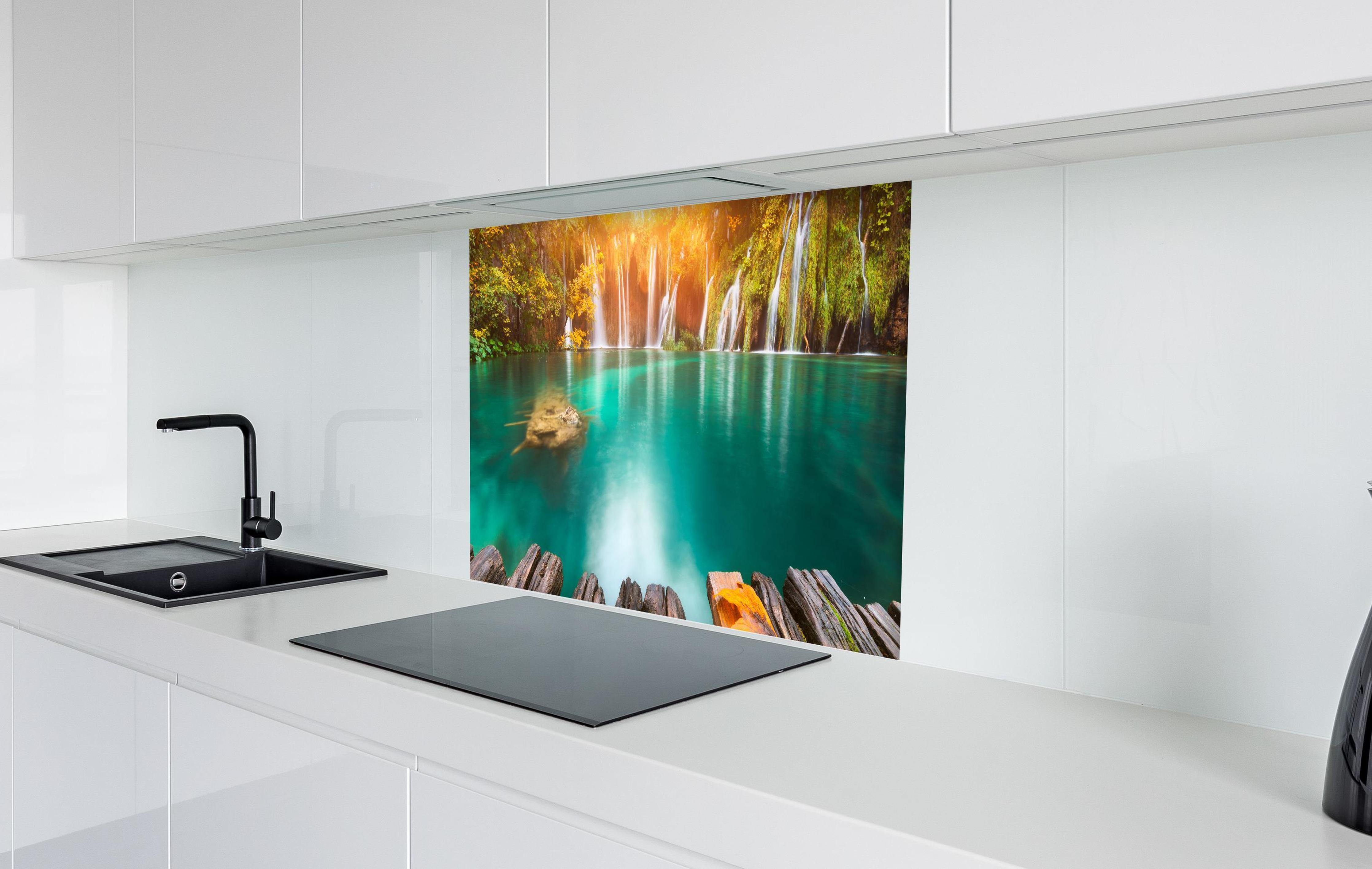 Spritzschutz - Idyllischer See im Plitvicer Nationalpark in weißer Hochglanz-Küche hinter einem Cerankochfeld