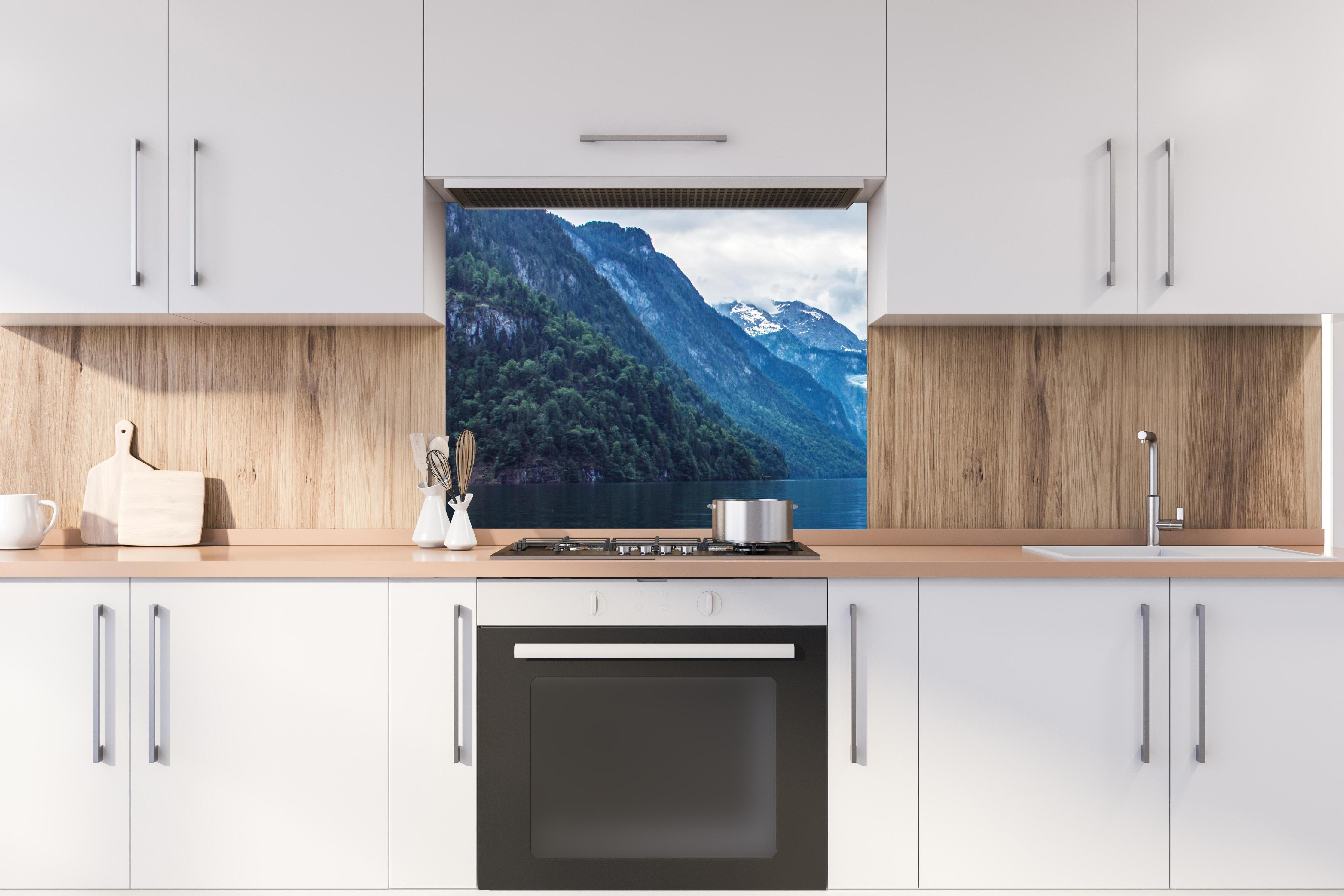 Spritzschutz - Idyllischer See in den Bergen hinter stilvollem Gasherd unter Dunstabzugshaube
