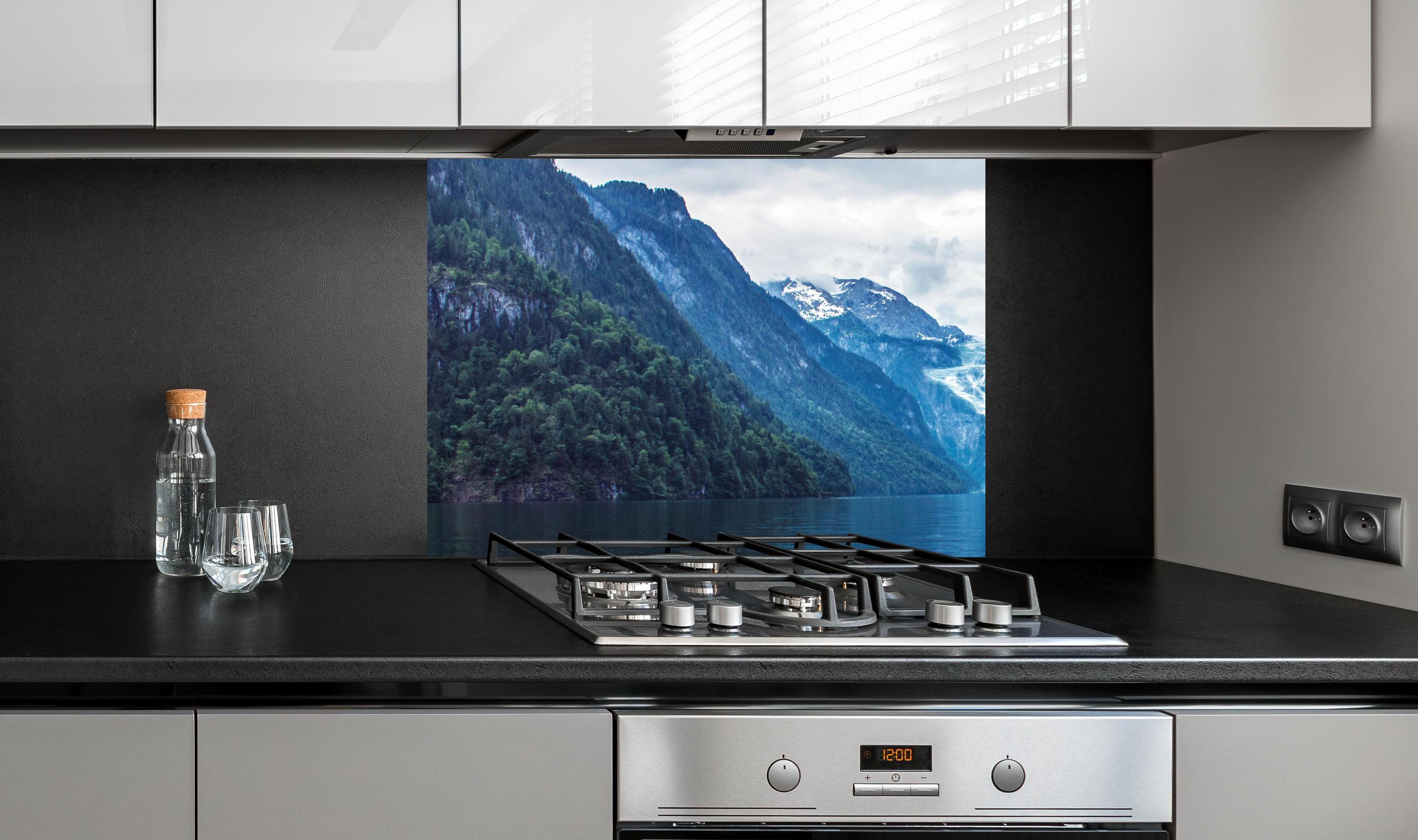 Spritzschutz - Idyllischer See in den Bergen an edler Anthrazit-Wand hinter silbernem Gasherd