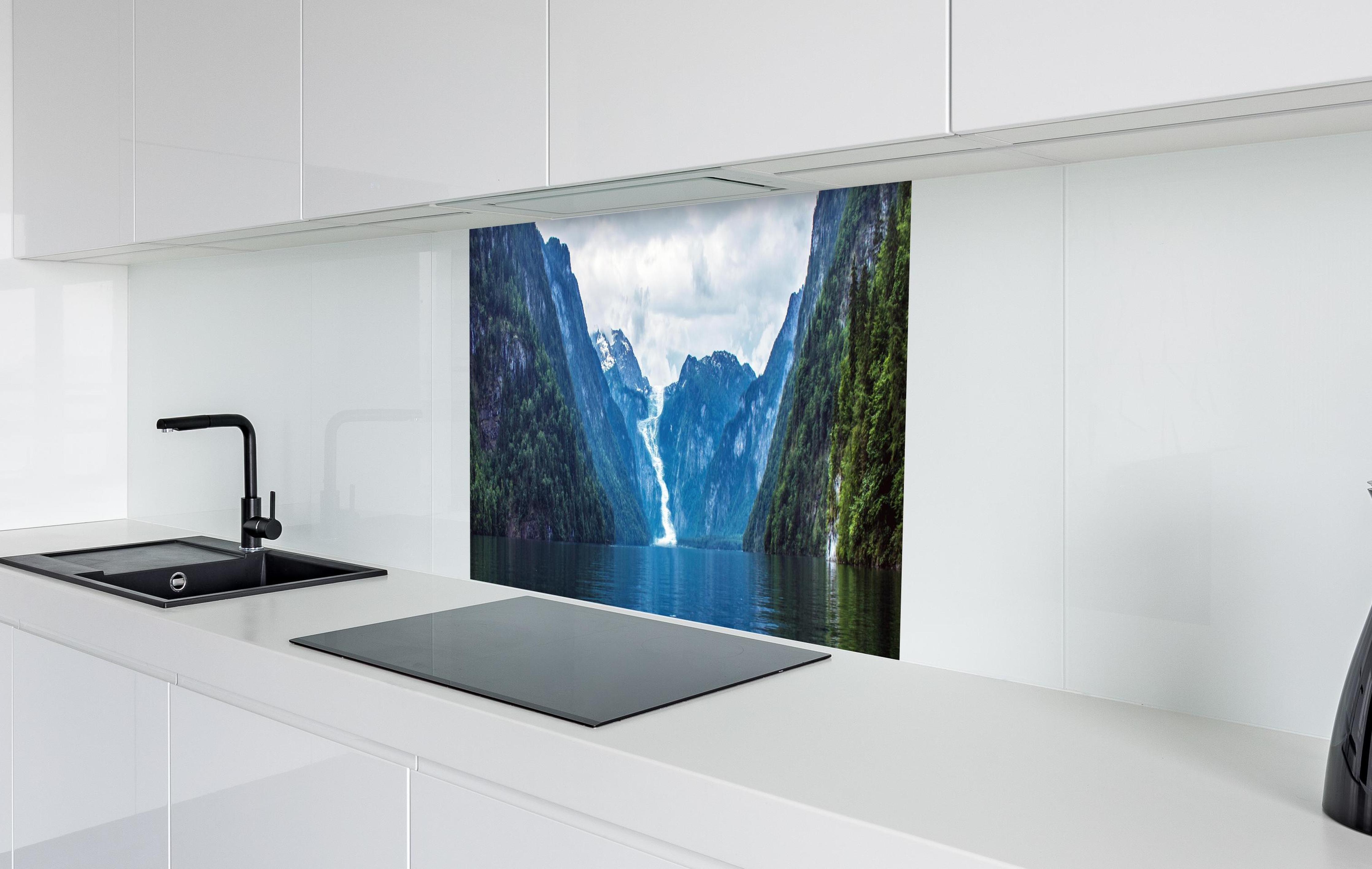 Spritzschutz - Idyllischer See in den Bergen in weißer Hochglanz-Küche hinter einem Cerankochfeld