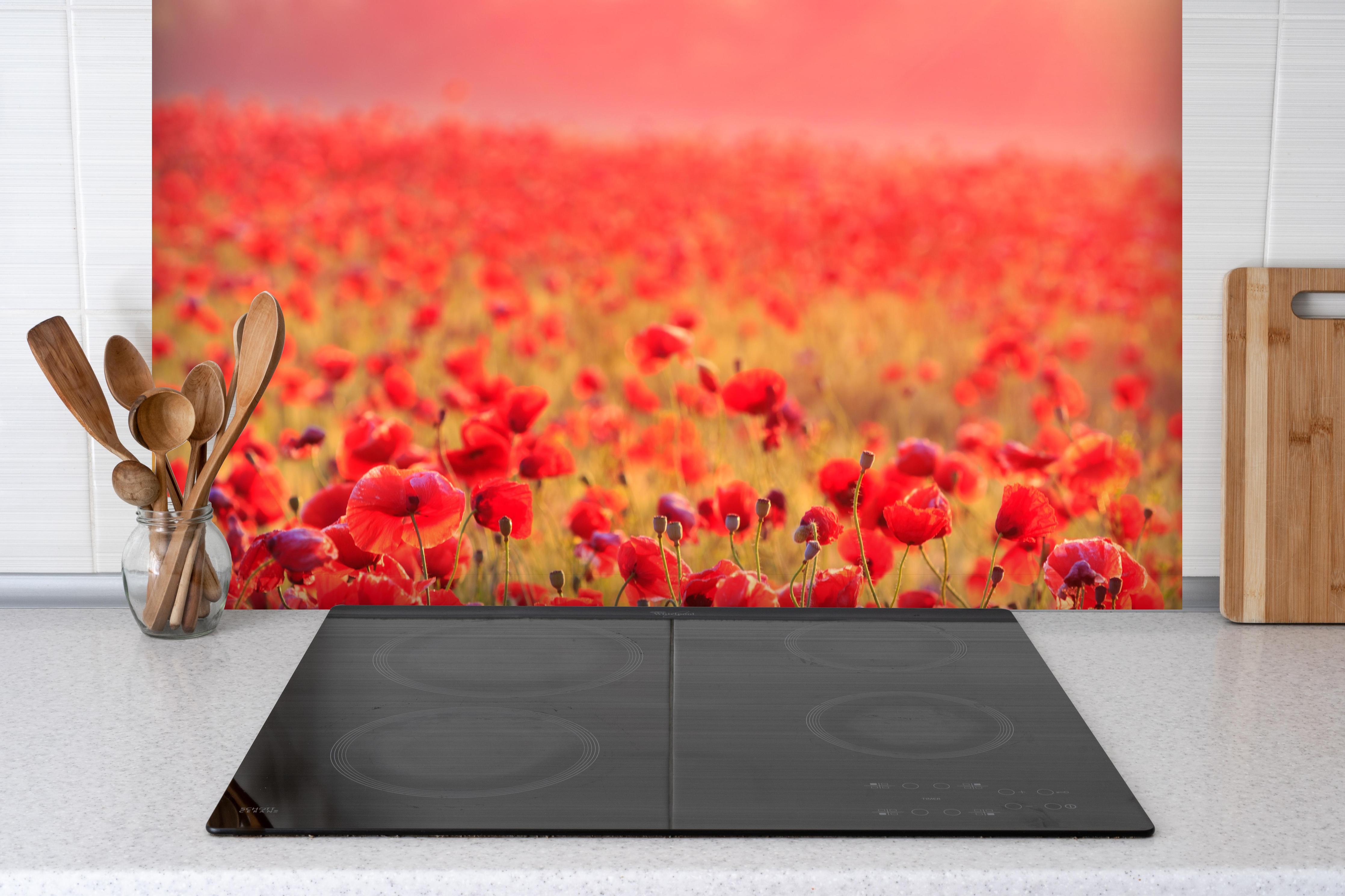 Spritzschutz - Idyllisches Mohnfeld bei Sonnenuntergang hinter einem Cerankochfeld zwischen Holz-Kochutensilien