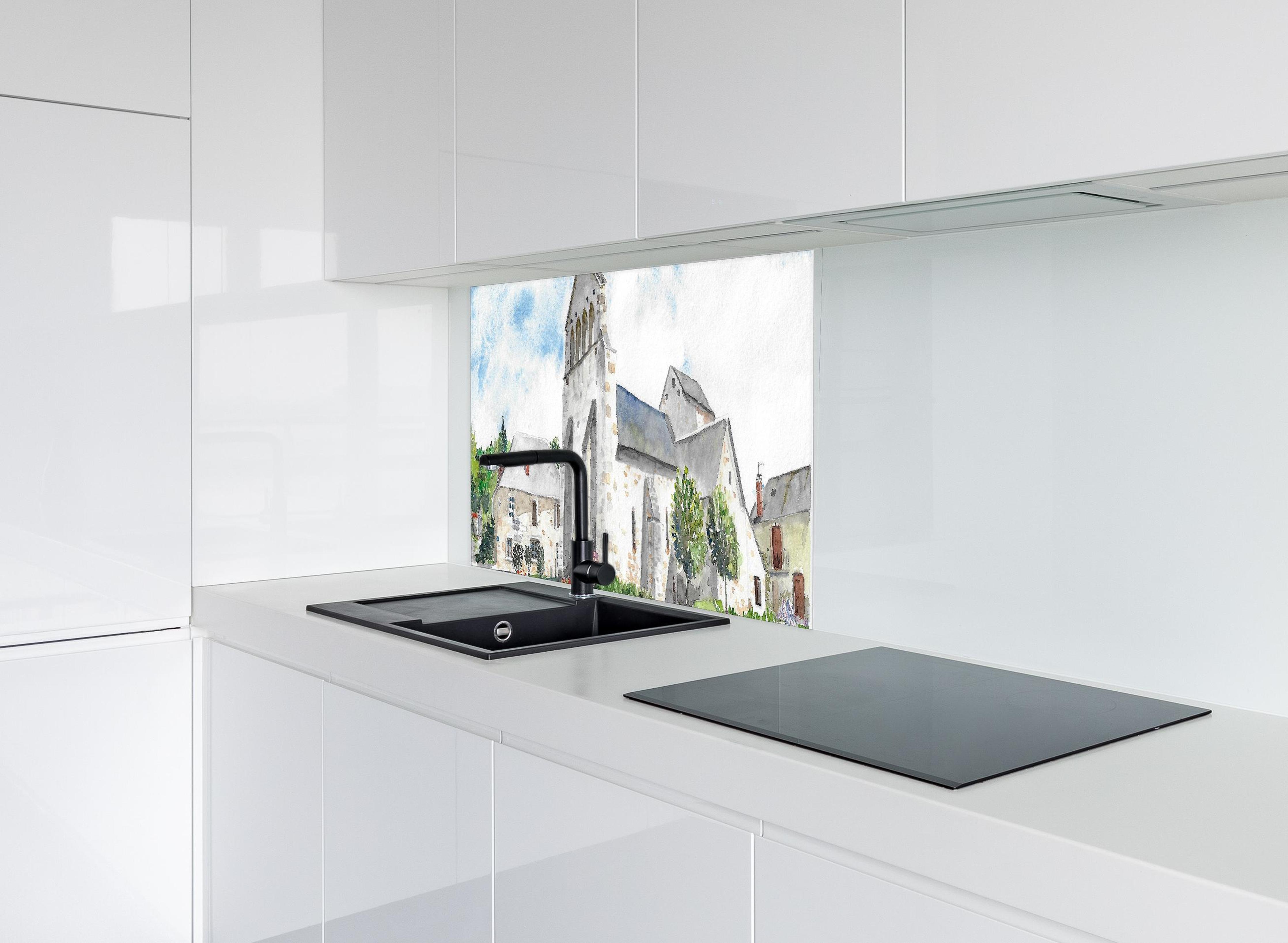Spritzschutz - Idyllisches französisches Dorf hinter modernem schwarz-matten Spülbecken in weißer Hochglanz-Küche