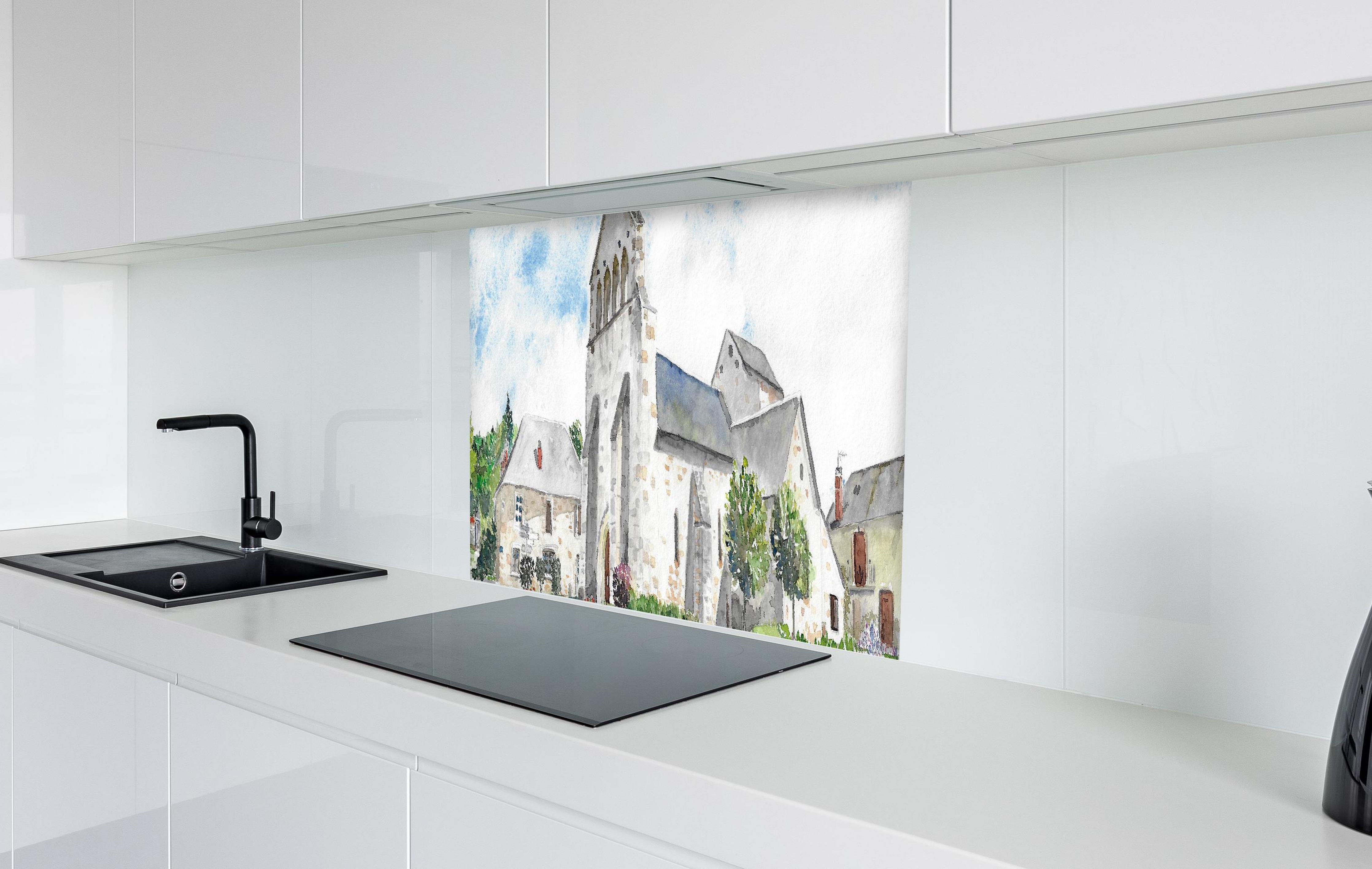Spritzschutz - Idyllisches französisches Dorf in weißer Hochglanz-Küche hinter einem Cerankochfeld
