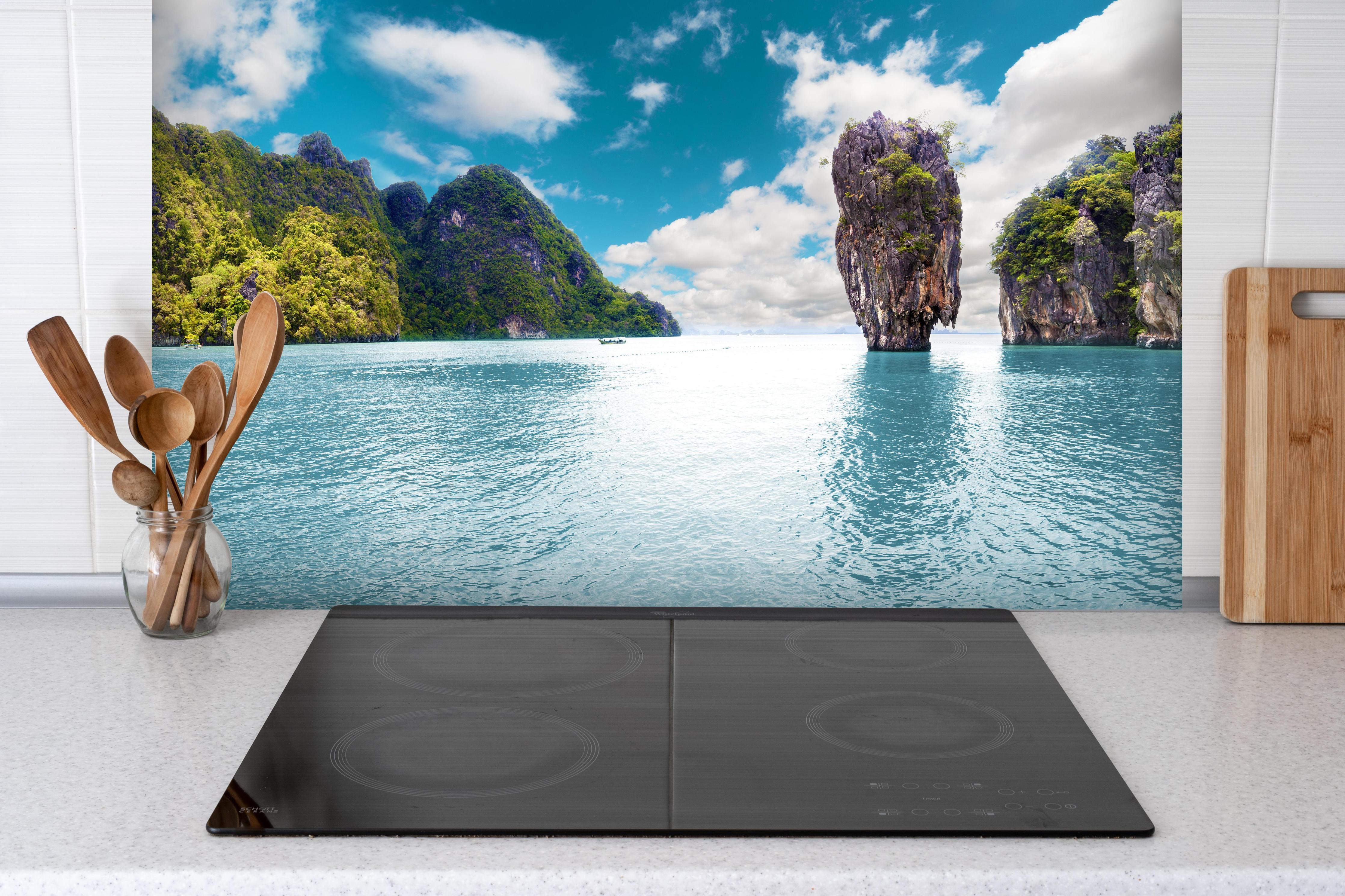 Spritzschutz - Insellandschaft in Thailand hinter einem Cerankochfeld zwischen Holz-Kochutensilien