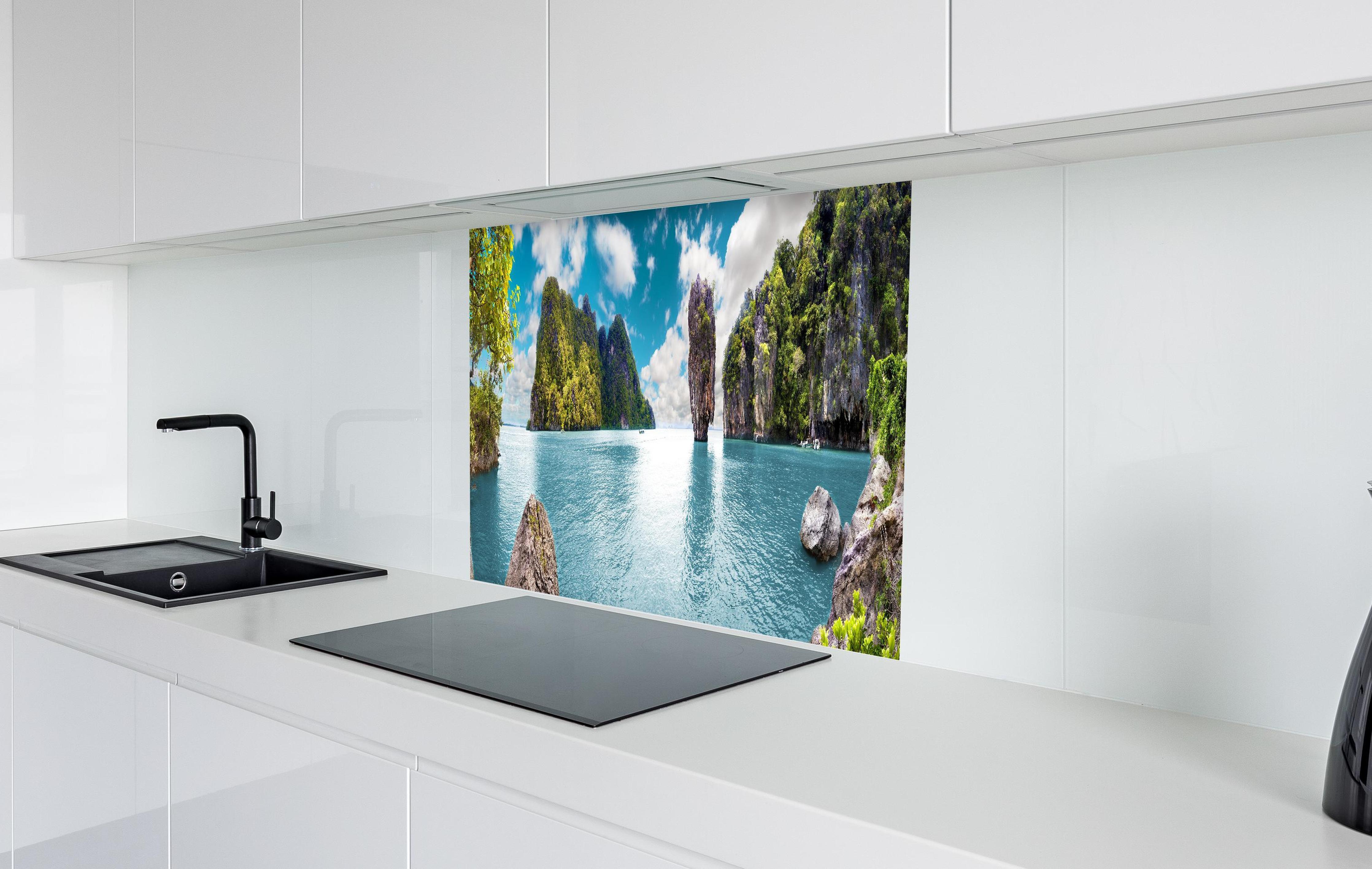 Spritzschutz - Insellandschaft in Thailand in weißer Hochglanz-Küche hinter einem Cerankochfeld