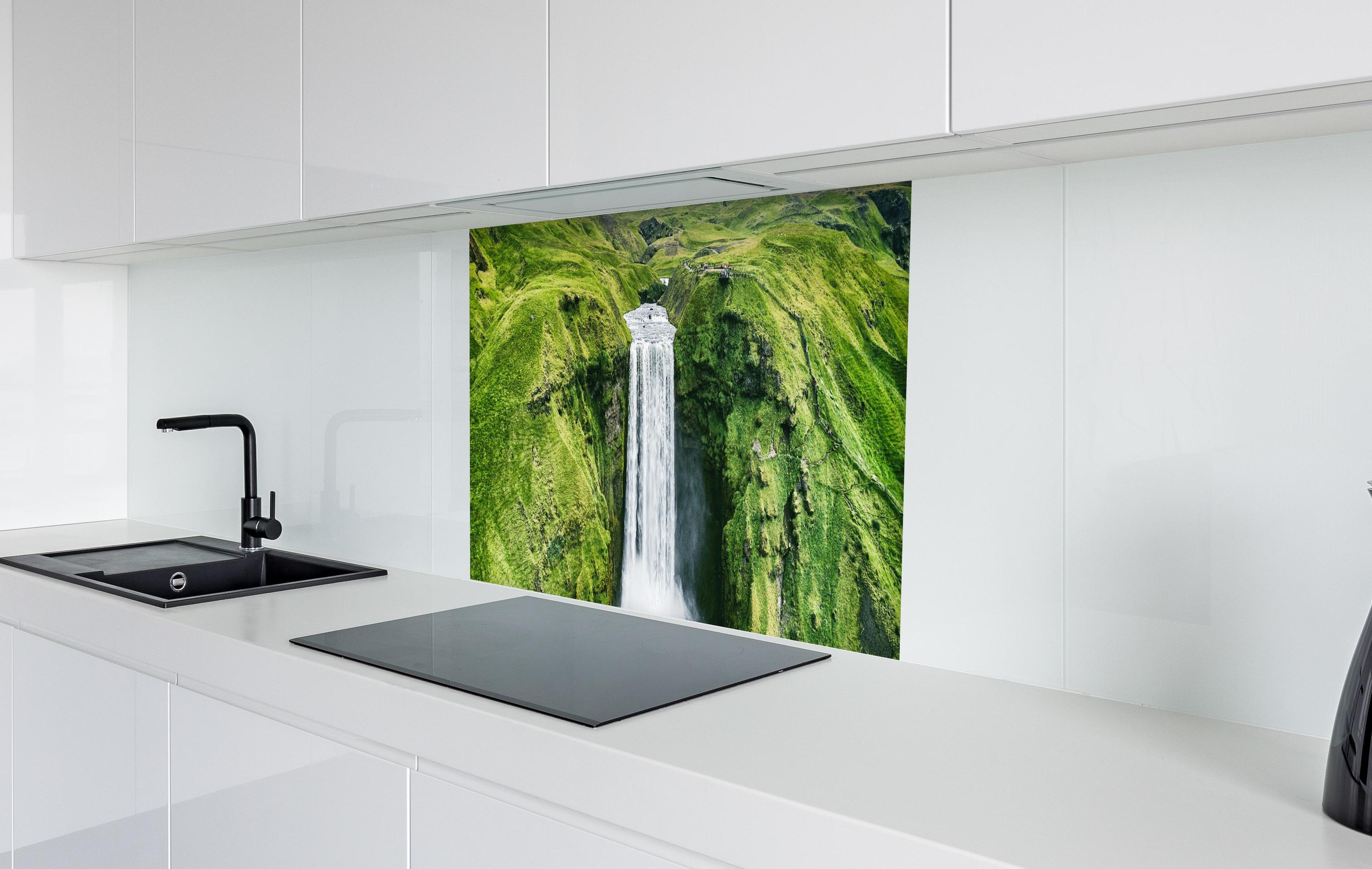 Spritzschutz - Isländischer Wasserfall Skogafoss in weißer Hochglanz-Küche hinter einem Cerankochfeld