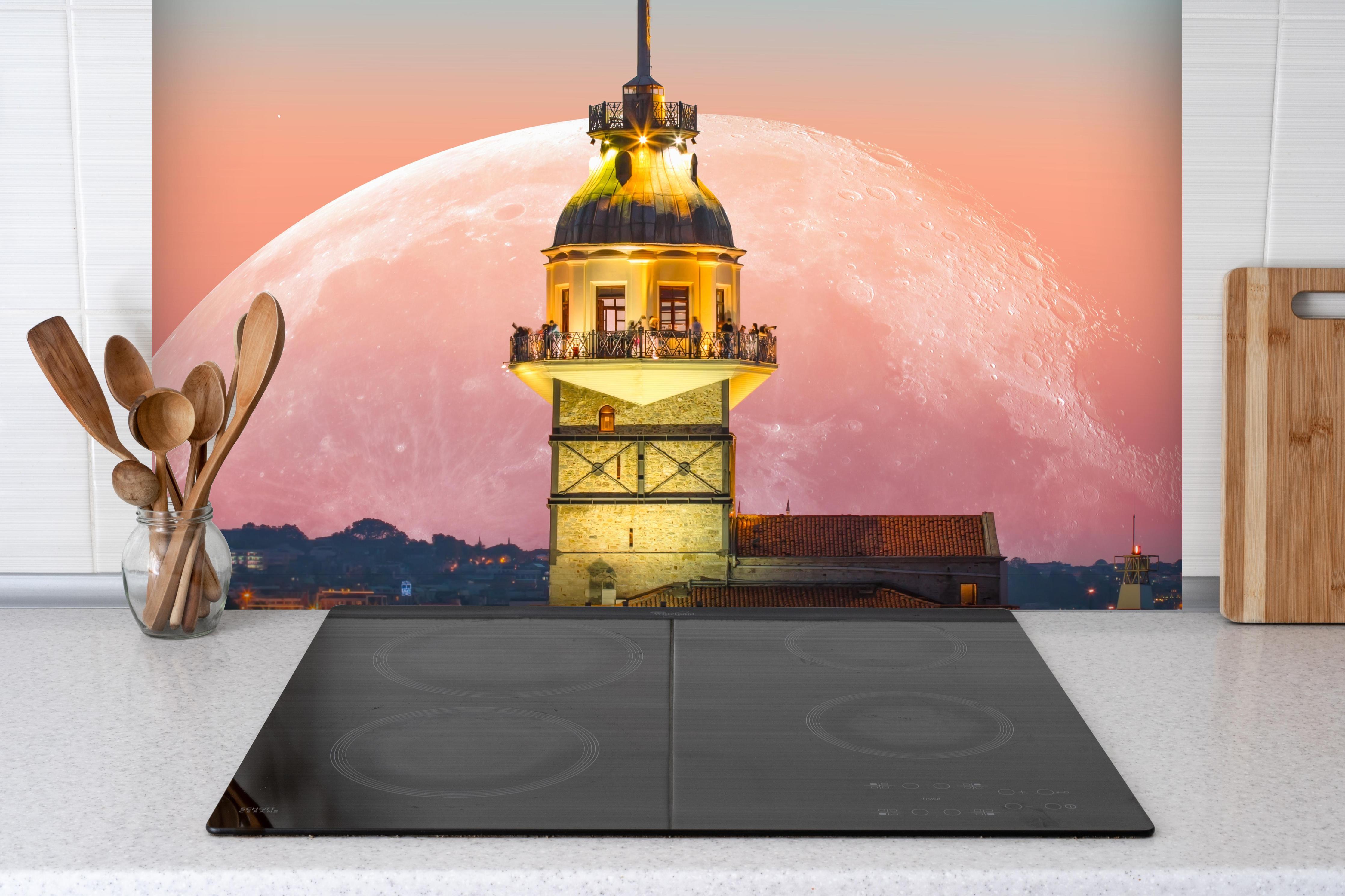 Spritzschutz - Istanbuler Jungfernturm mit Supermond hinter einem Cerankochfeld zwischen Holz-Kochutensilien