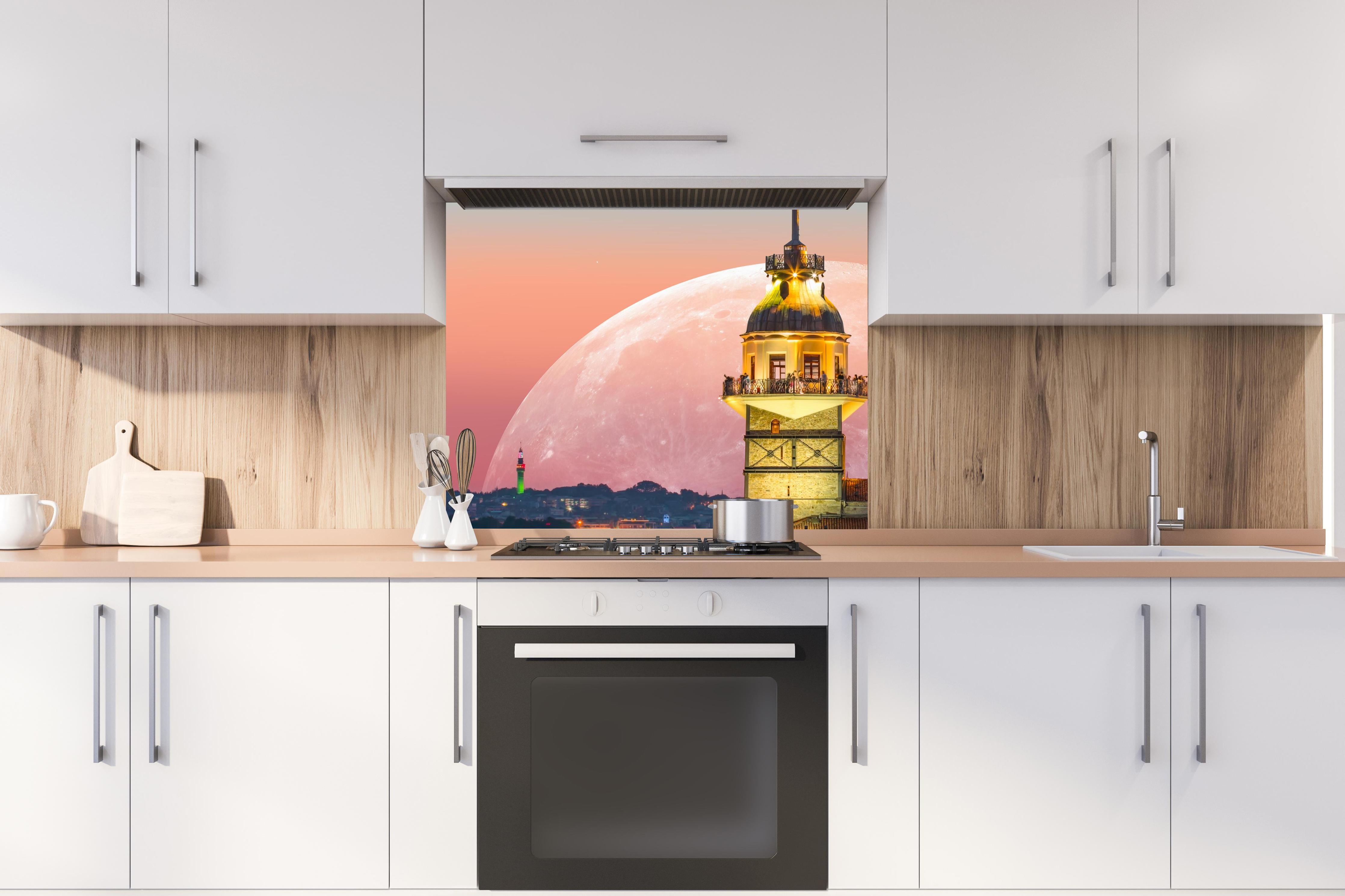 Spritzschutz - Istanbuler Jungfernturm mit Supermond hinter stilvollem Gasherd unter Dunstabzugshaube