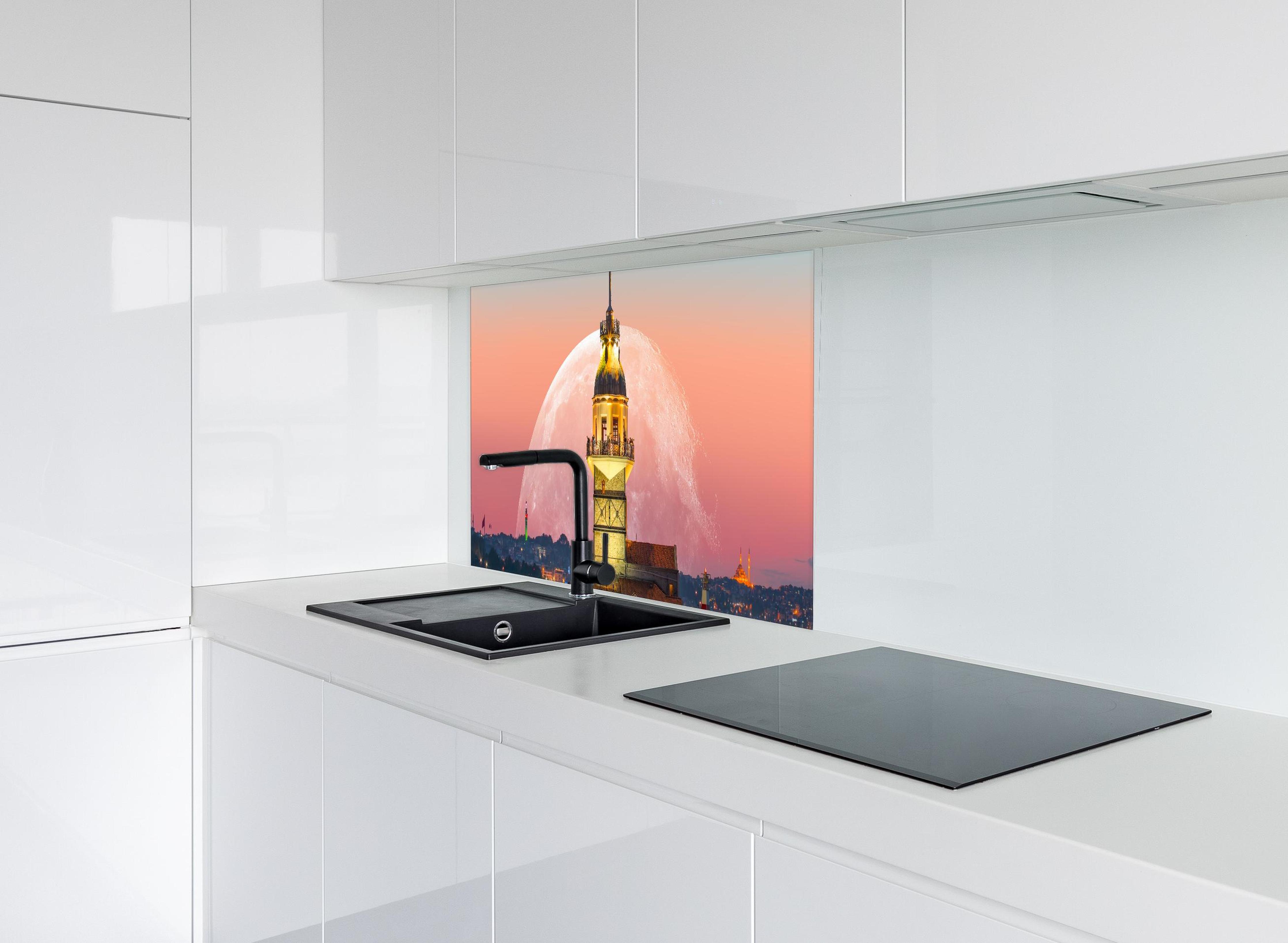 Spritzschutz - Istanbuler Jungfernturm mit Supermond hinter modernem schwarz-matten Spülbecken in weißer Hochglanz-Küche