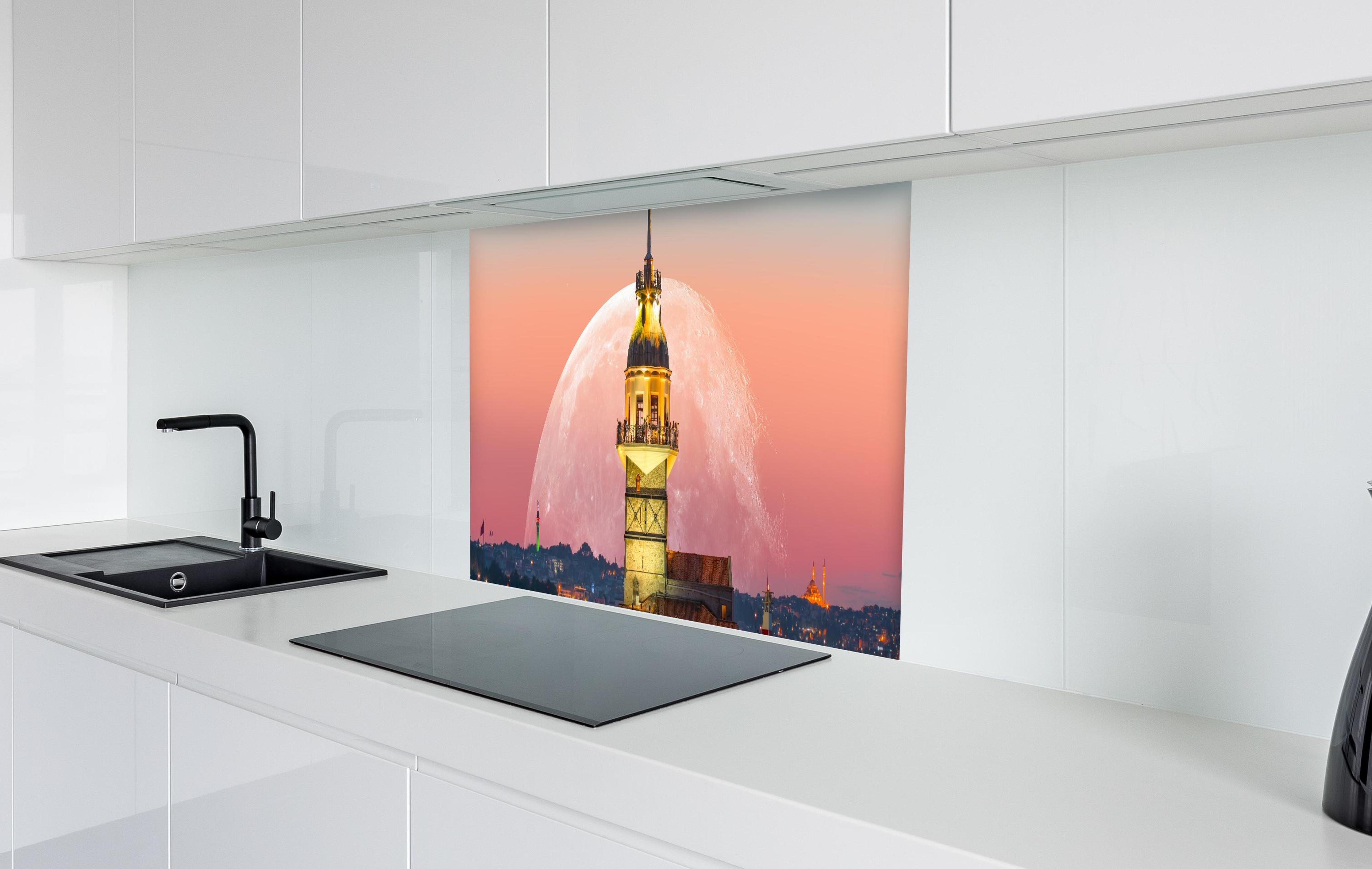 Spritzschutz - Istanbuler Jungfernturm mit Supermond in weißer Hochglanz-Küche hinter einem Cerankochfeld