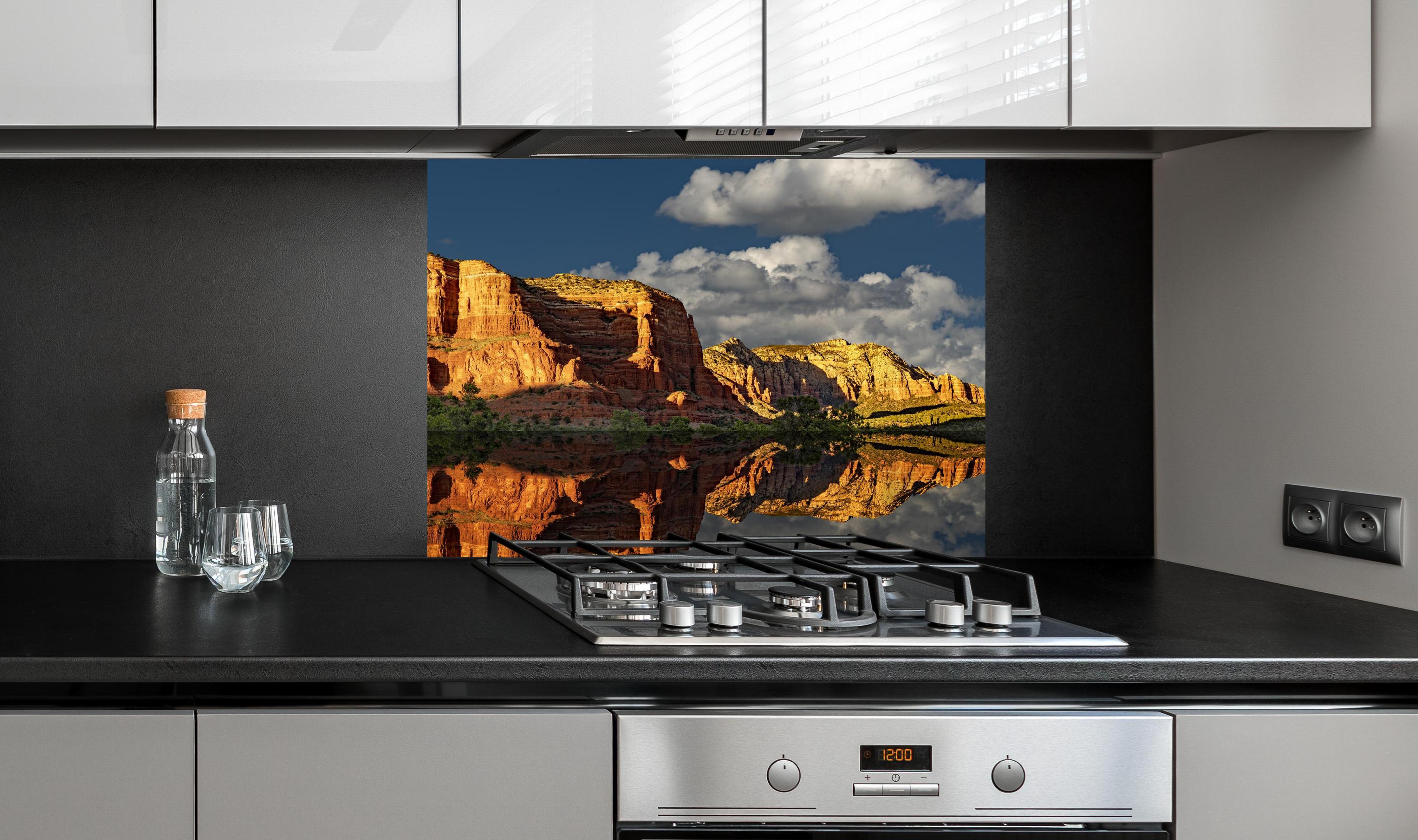 Spritzschutz - Jack's Canyon mit Wasser Reflektion an edler Anthrazit-Wand hinter silbernem Gasherd