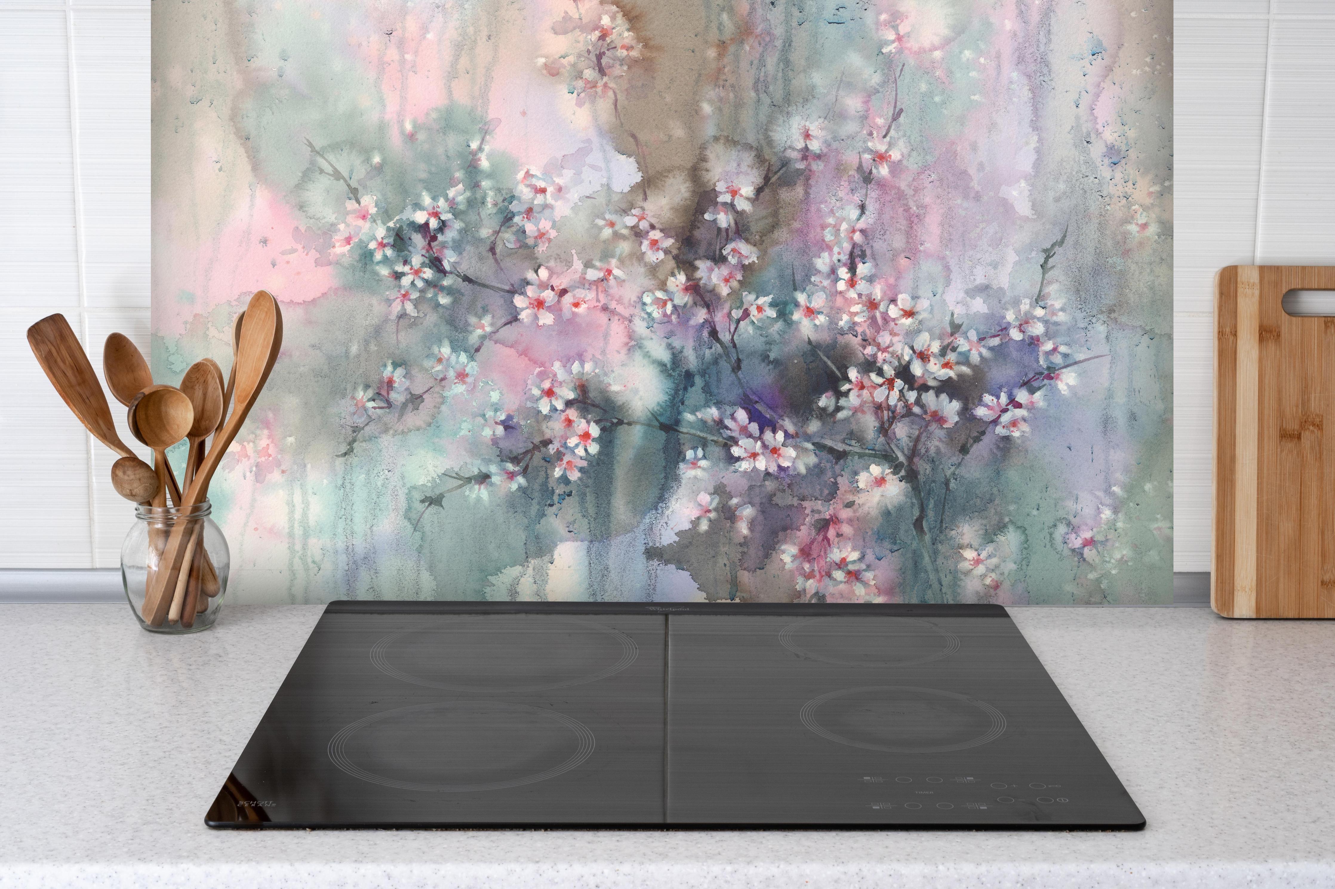 Spritzschutz - Japanische Kirchblüten mit Aquarell Muster hinter einem Cerankochfeld zwischen Holz-Kochutensilien