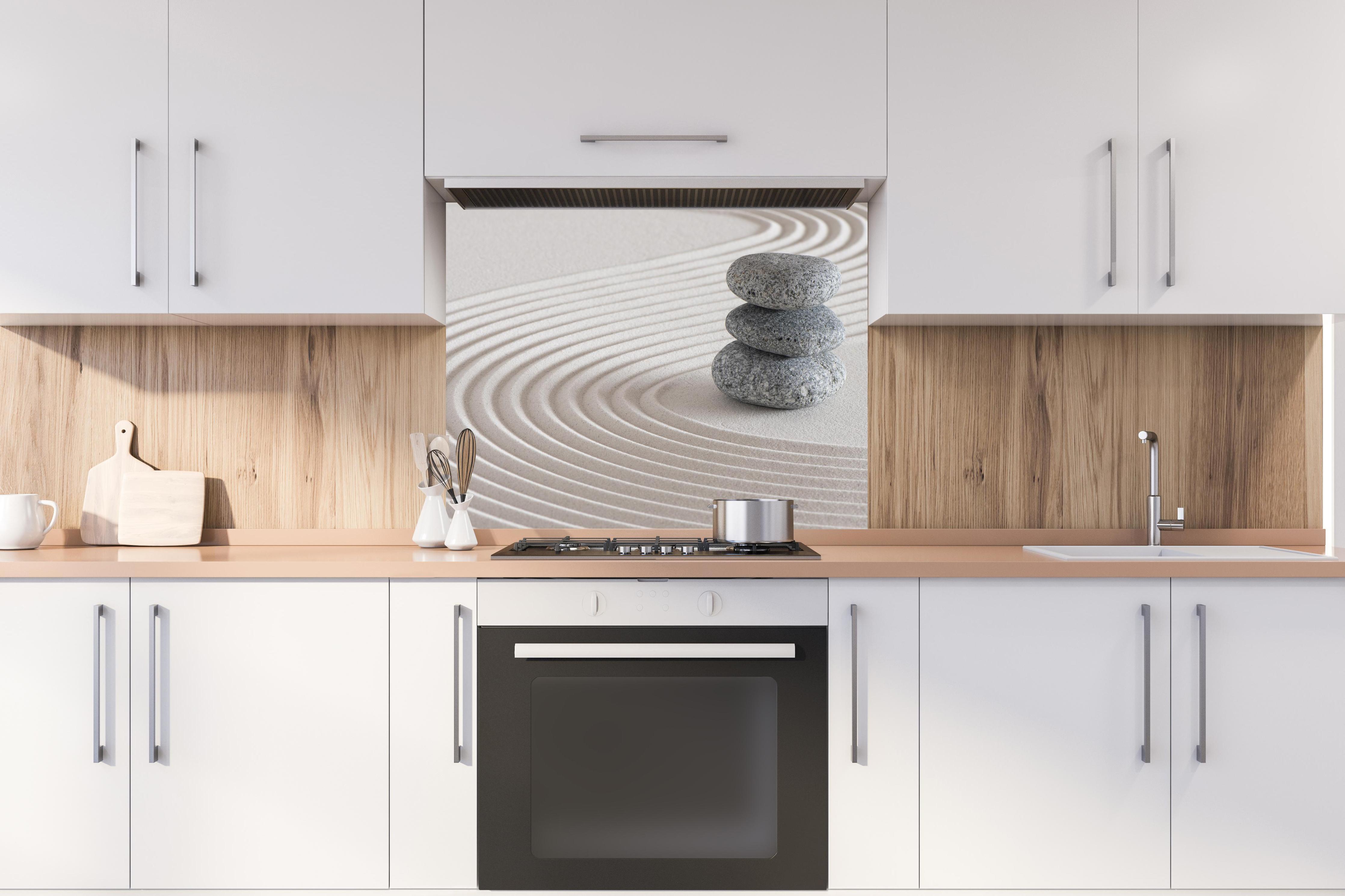 Spritzschutz - Japanischer Zen-Garten auf Sand hinter stilvollem Gasherd unter Dunstabzugshaube