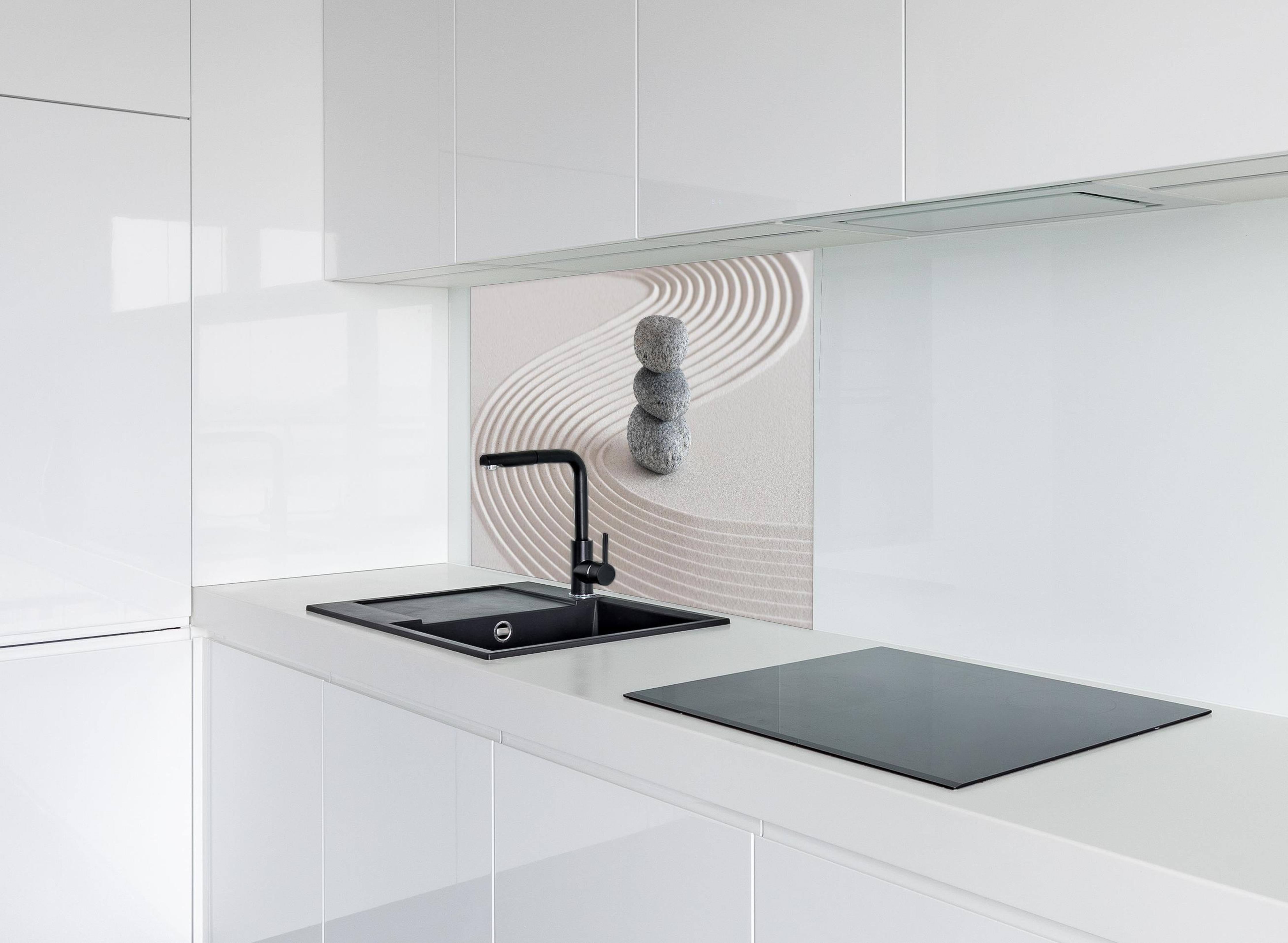 Spritzschutz - Japanischer Zen-Garten auf Sand hinter modernem schwarz-matten Spülbecken in weißer Hochglanz-Küche