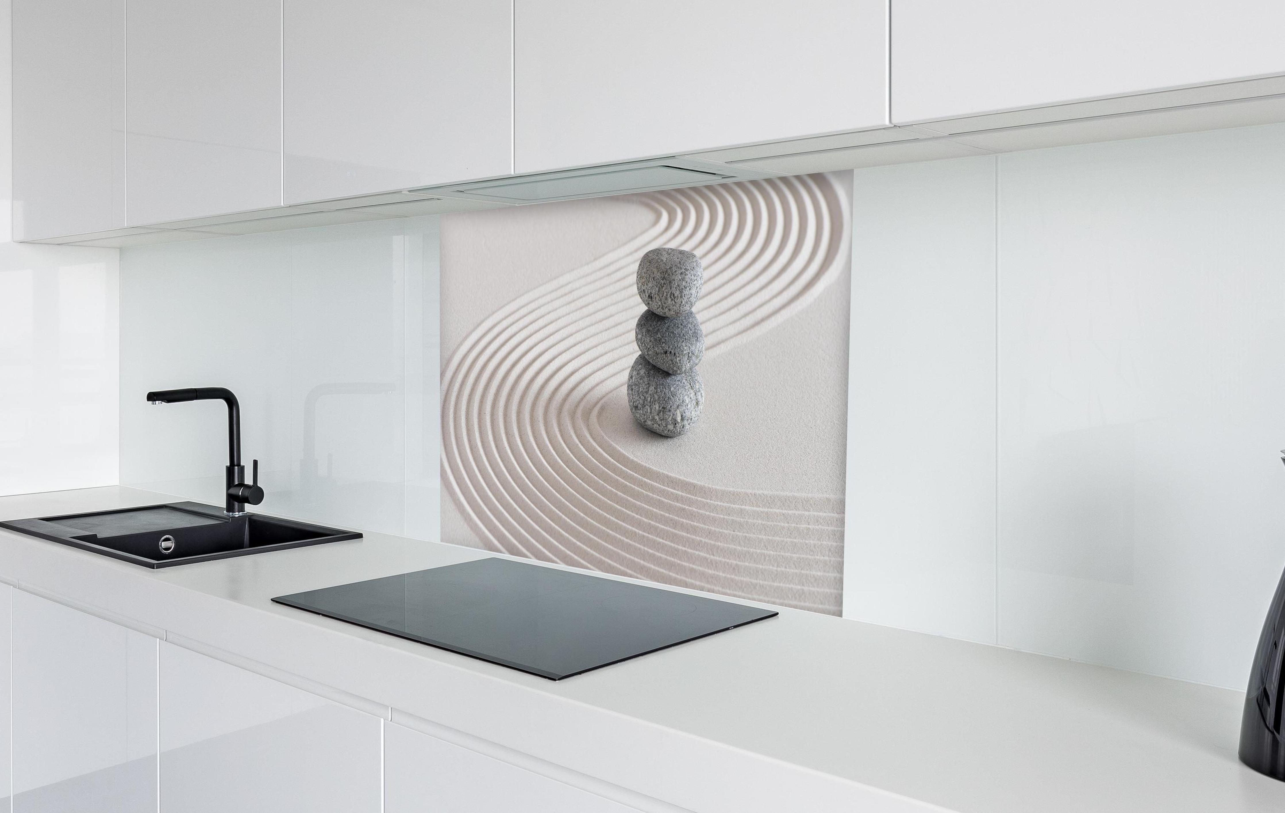 Spritzschutz - Japanischer Zen-Garten auf Sand in weißer Hochglanz-Küche hinter einem Cerankochfeld