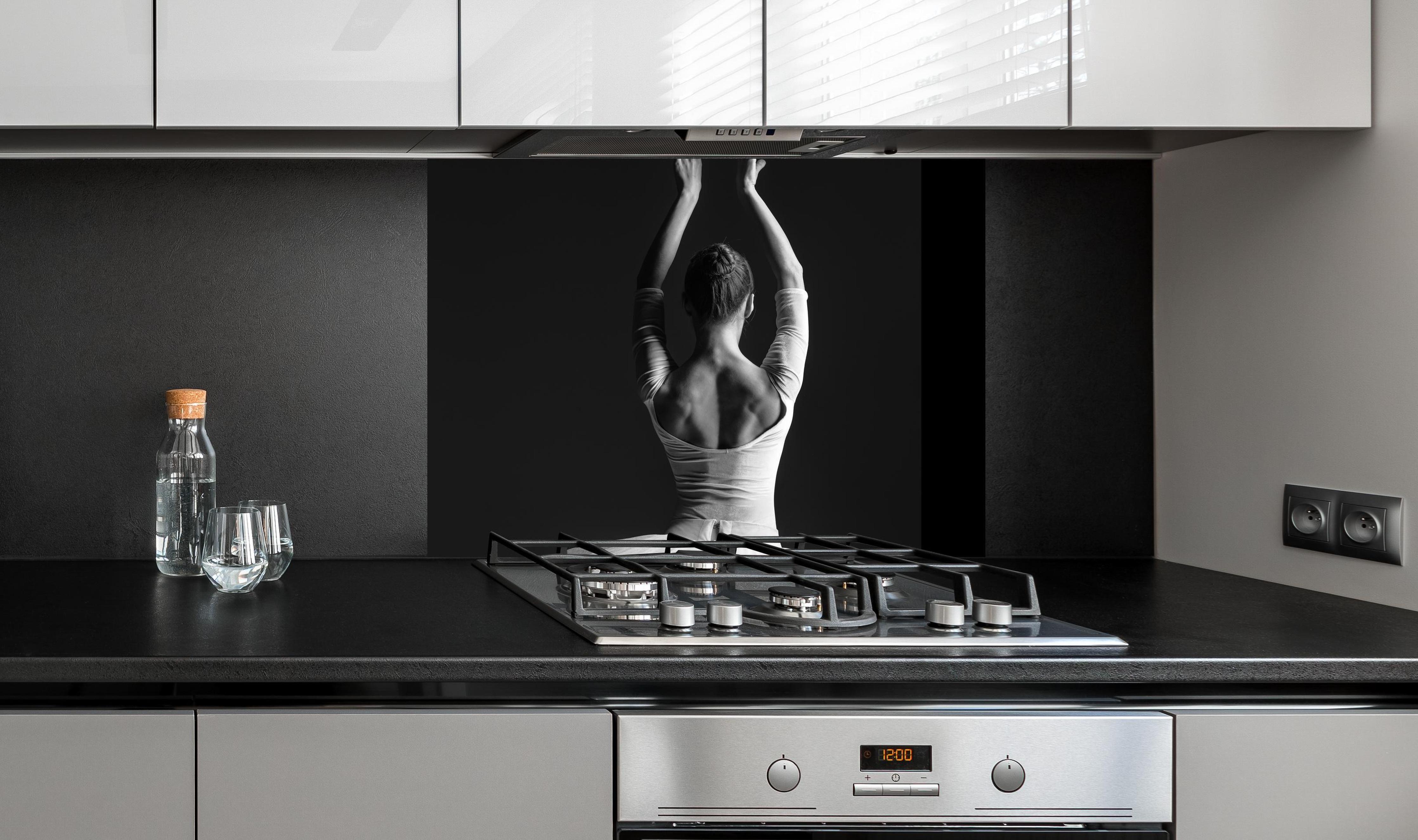 Spritzschutz - Junge posierende Ballerina an edler Anthrazit-Wand hinter silbernem Gasherd