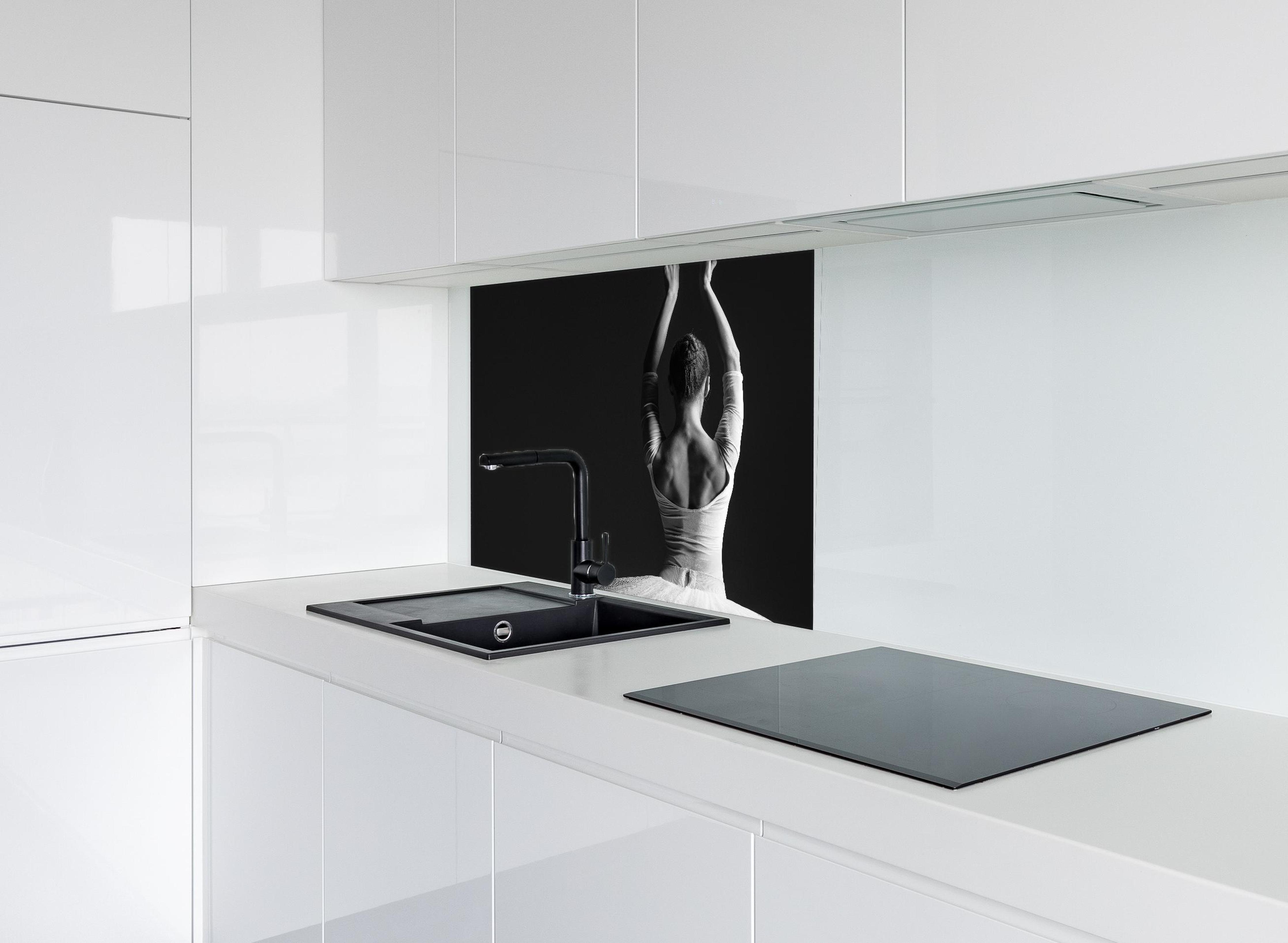 Spritzschutz - Junge posierende Ballerina hinter modernem schwarz-matten Spülbecken in weißer Hochglanz-Küche