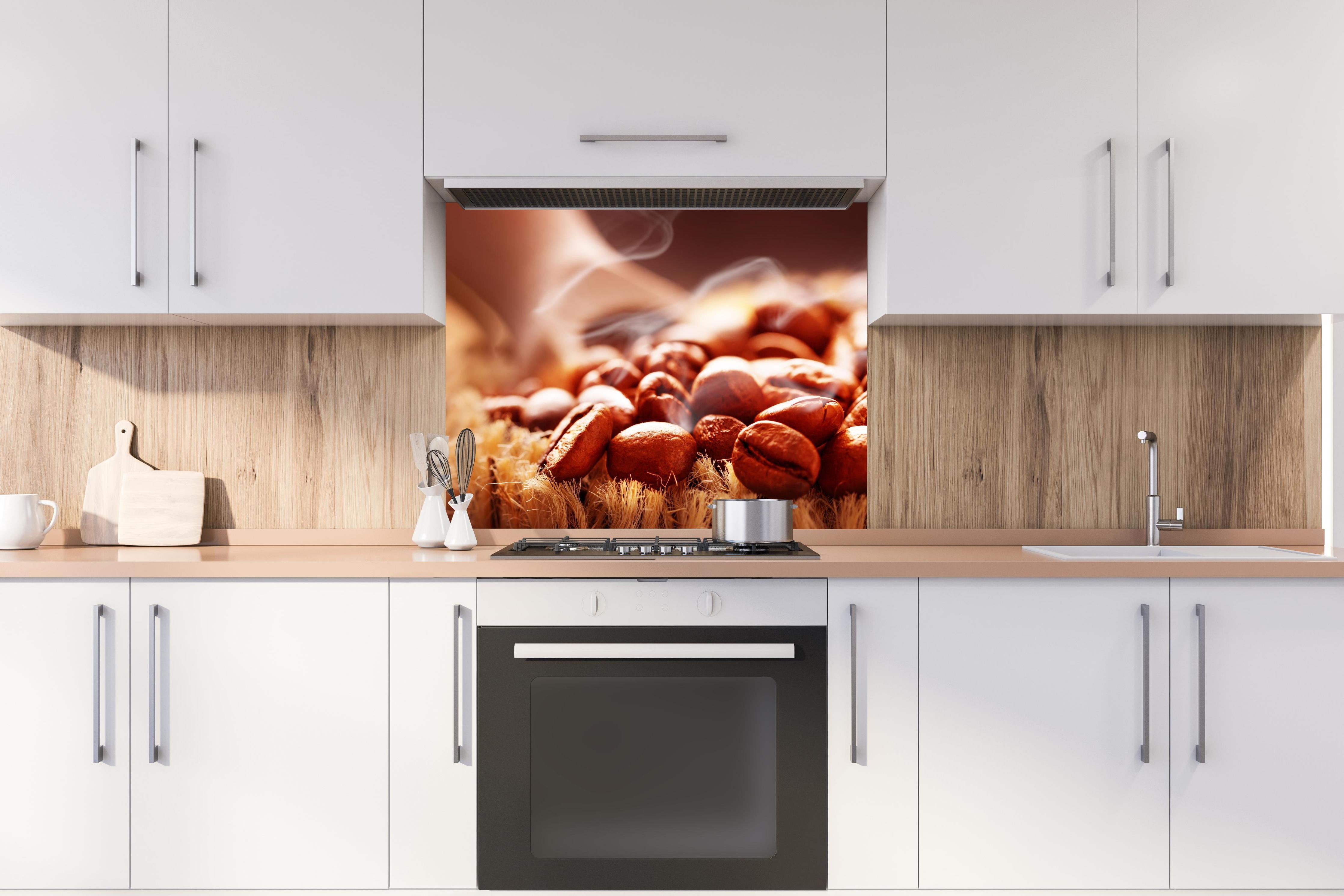 Spritzschutz - Kaffeebohnen frisch geröstet hinter stilvollem Gasherd unter Dunstabzugshaube