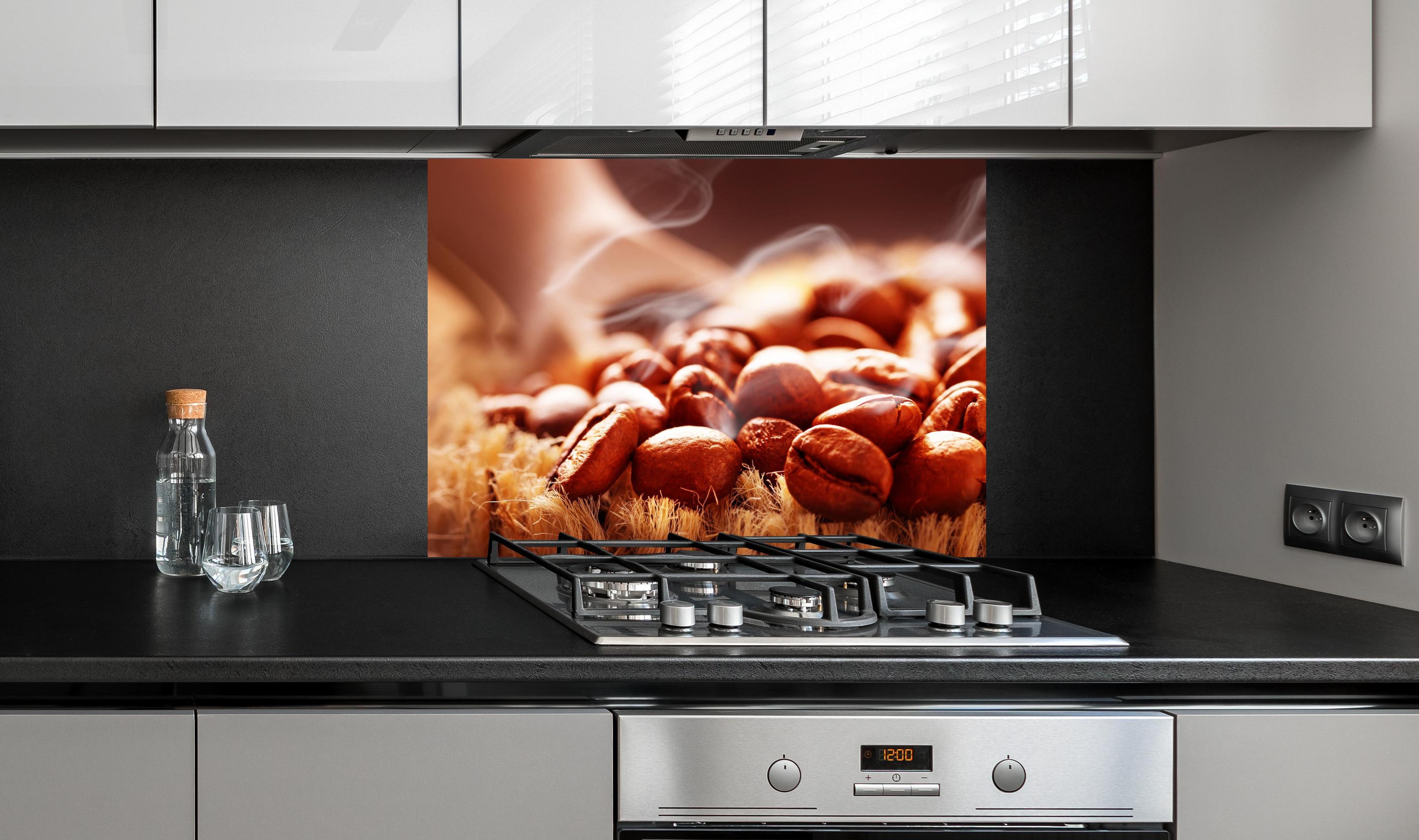 Spritzschutz - Kaffeebohnen frisch geröstet an edler Anthrazit-Wand hinter silbernem Gasherd