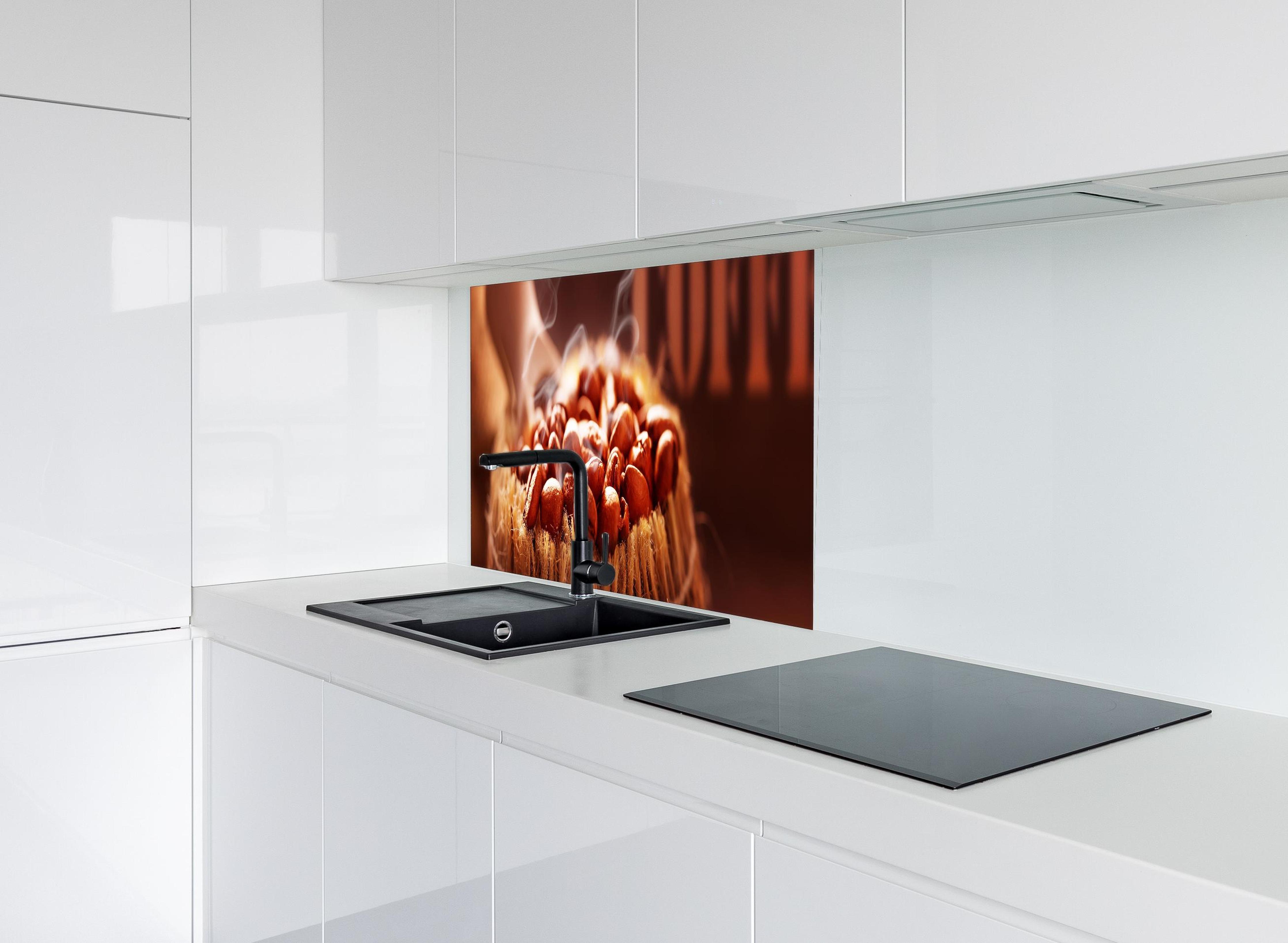 Spritzschutz - Kaffeebohnen frisch geröstet hinter modernem schwarz-matten Spülbecken in weißer Hochglanz-Küche