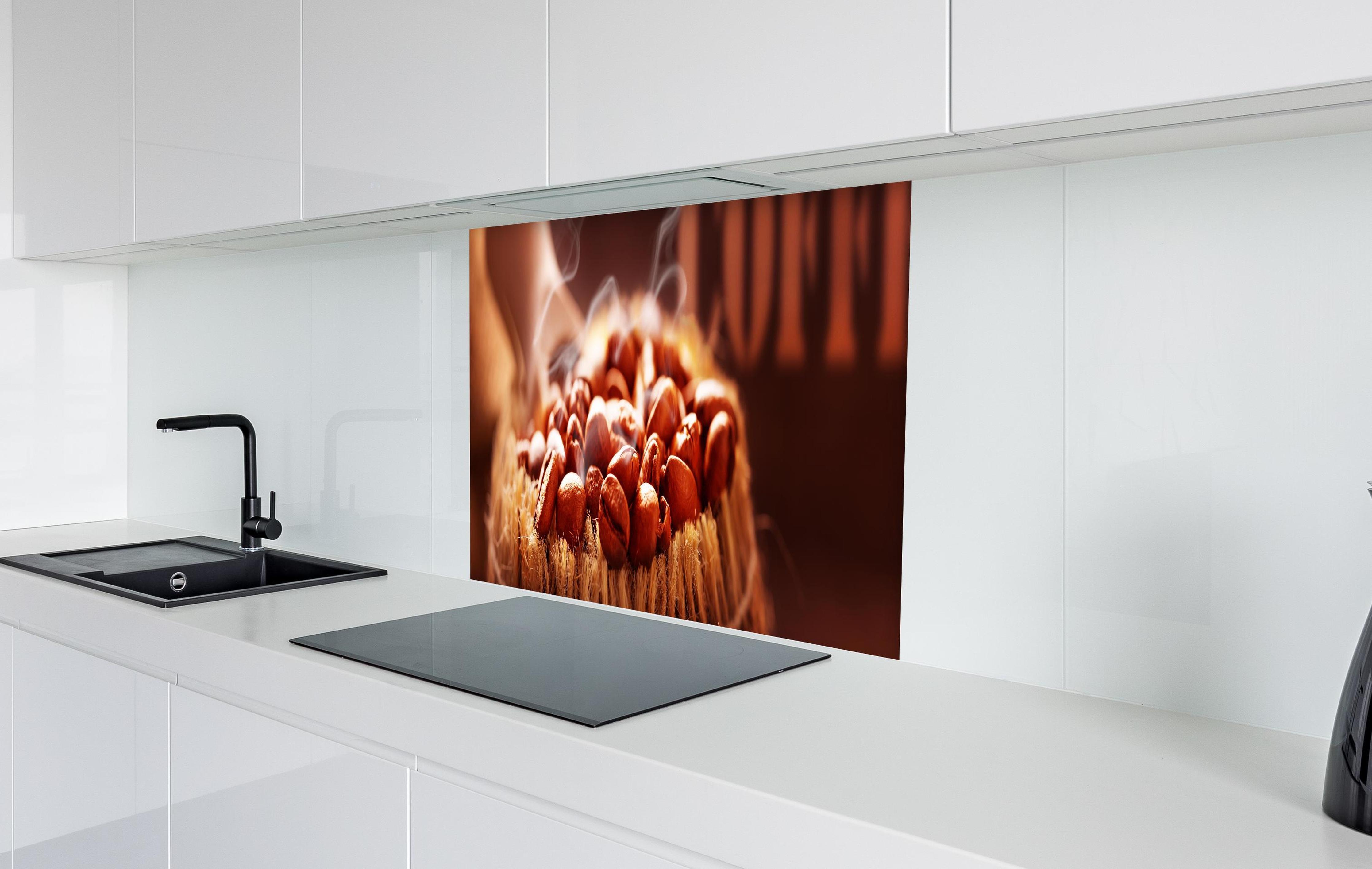 Spritzschutz - Kaffeebohnen frisch geröstet in weißer Hochglanz-Küche hinter einem Cerankochfeld