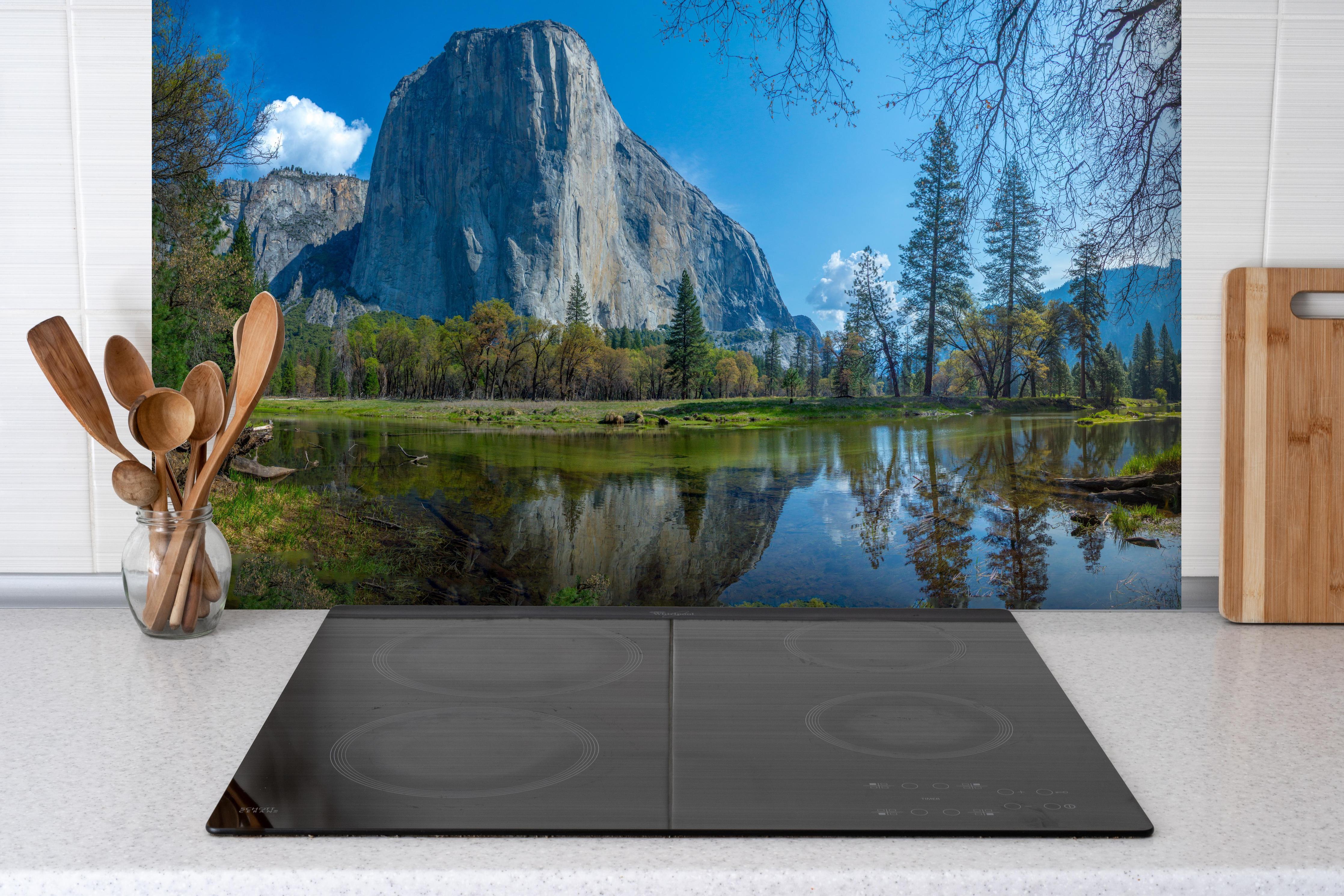 Spritzschutz - Kalifornische Berge hinter einem Cerankochfeld zwischen Holz-Kochutensilien