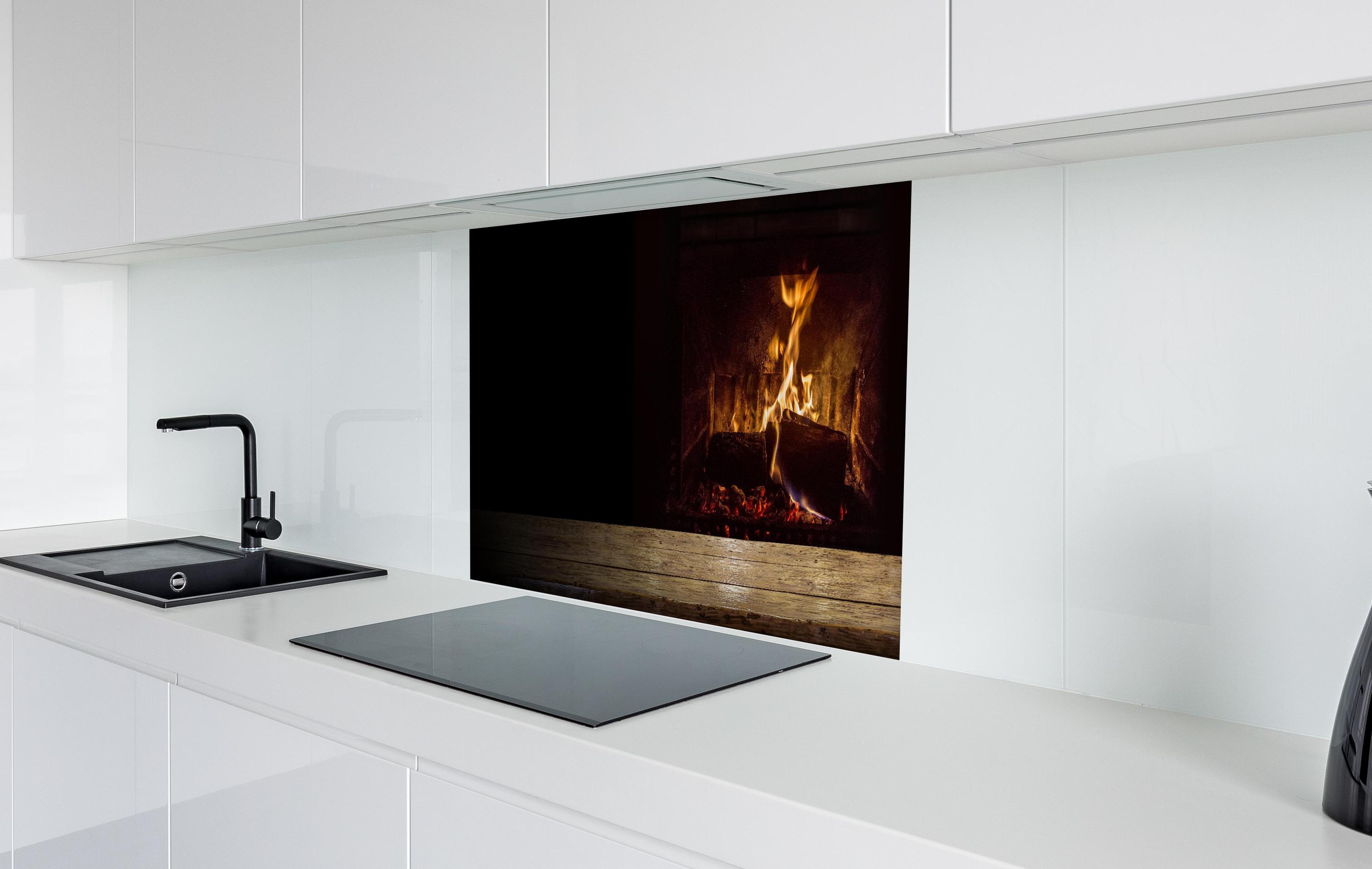 Spritzschutz - Kaminfeuer vor Holztisch in weißer Hochglanz-Küche hinter einem Cerankochfeld