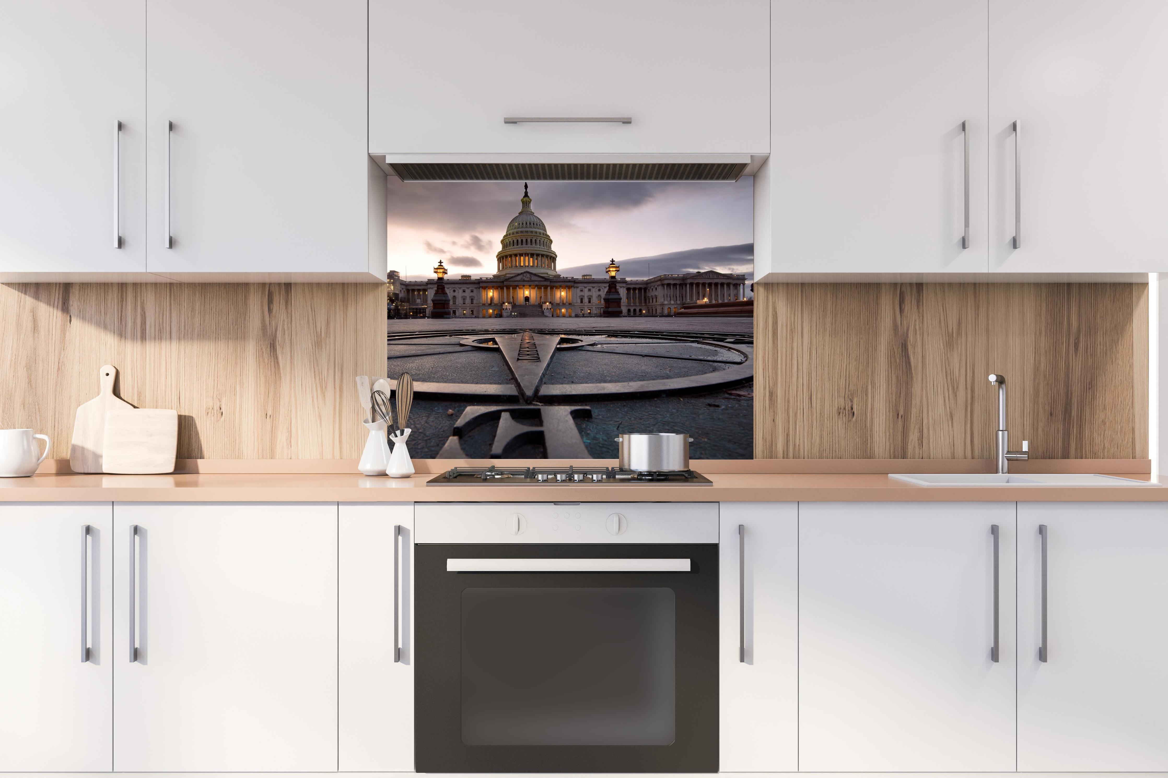 Spritzschutz - Kapitol der Vereinigten Staaten hinter stilvollem Gasherd unter Dunstabzugshaube