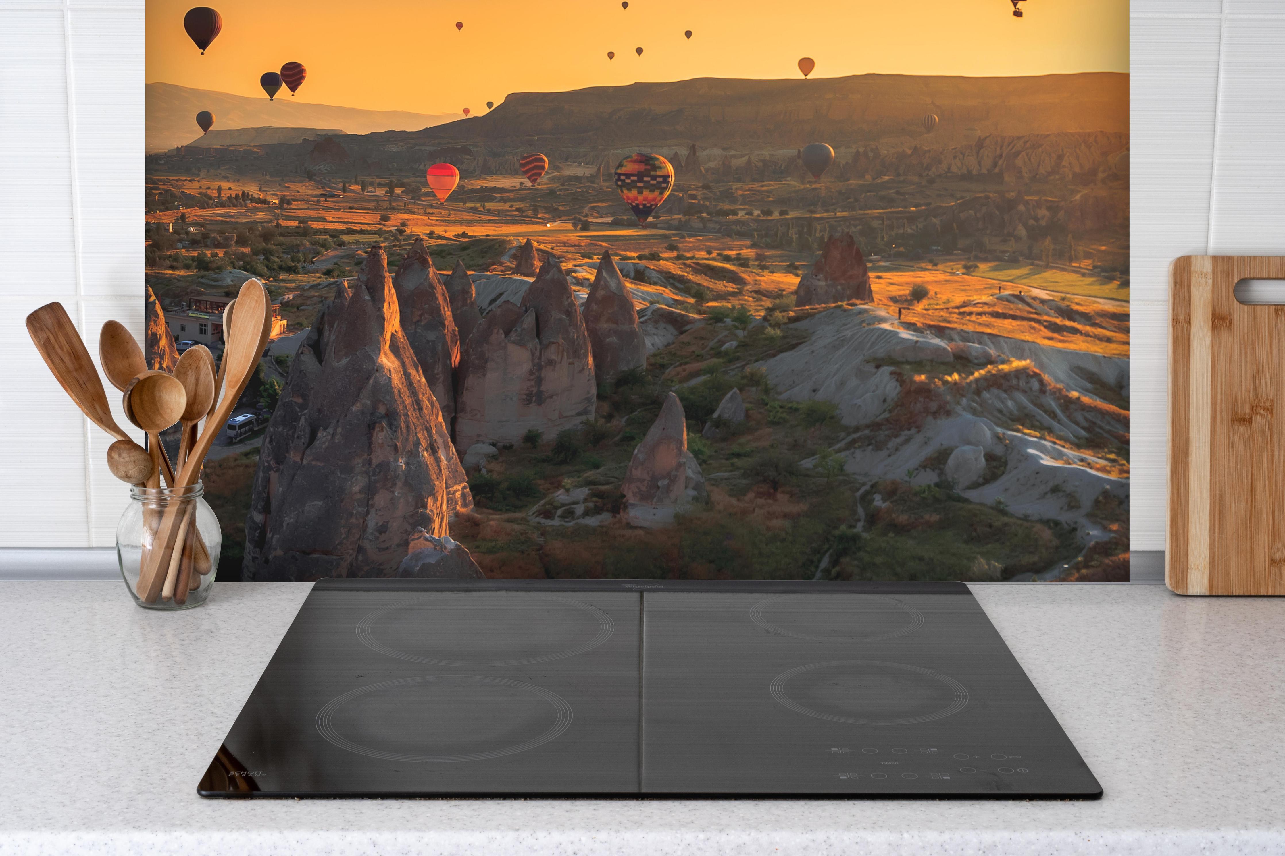 Spritzschutz - Kappadokien Tal bei Sonnenaufgang hinter einem Cerankochfeld zwischen Holz-Kochutensilien