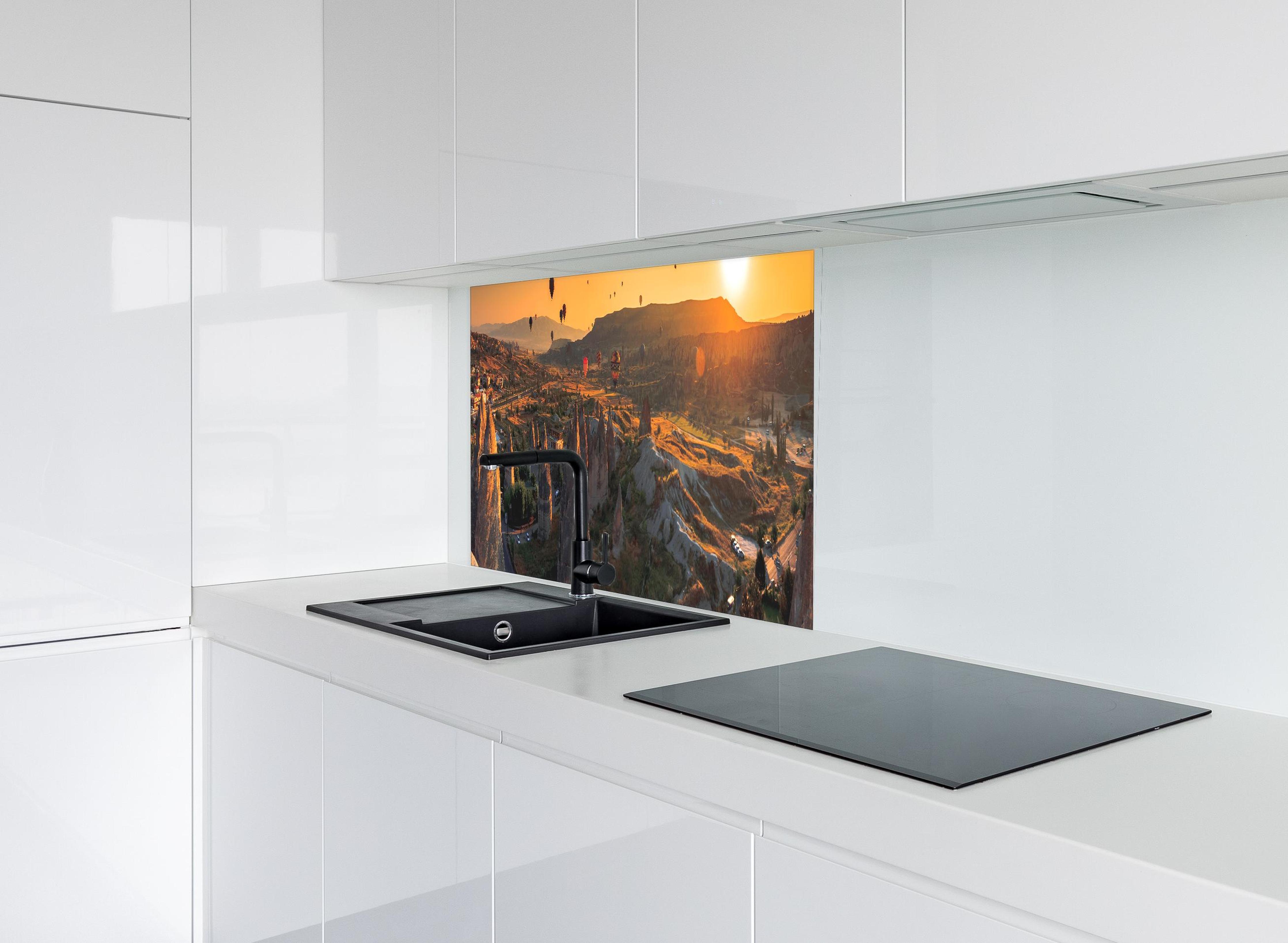 Spritzschutz - Kappadokien Tal bei Sonnenaufgang hinter modernem schwarz-matten Spülbecken in weißer Hochglanz-Küche