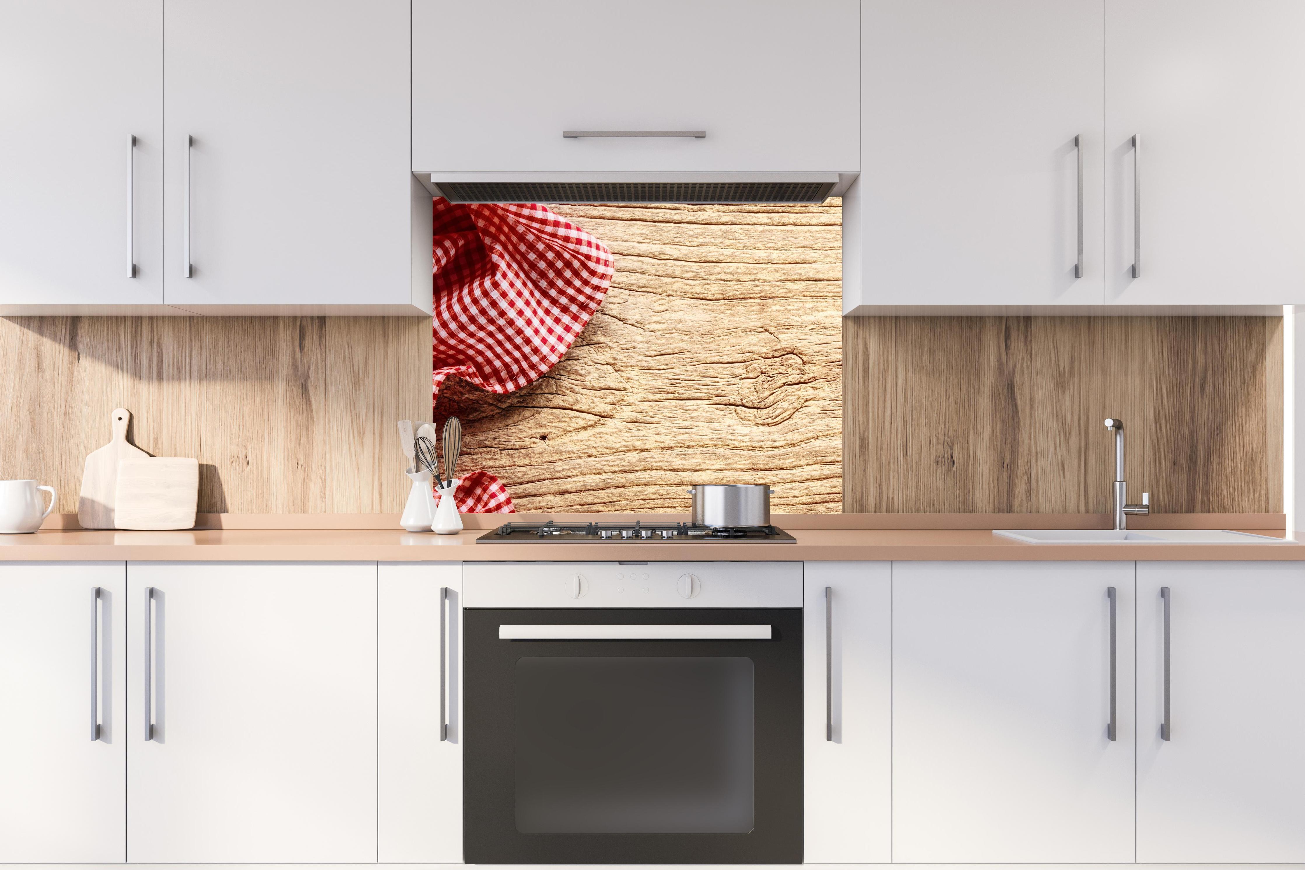 Spritzschutz - Kariertes Tischtuch auf Holztisch hinter stilvollem Gasherd unter Dunstabzugshaube