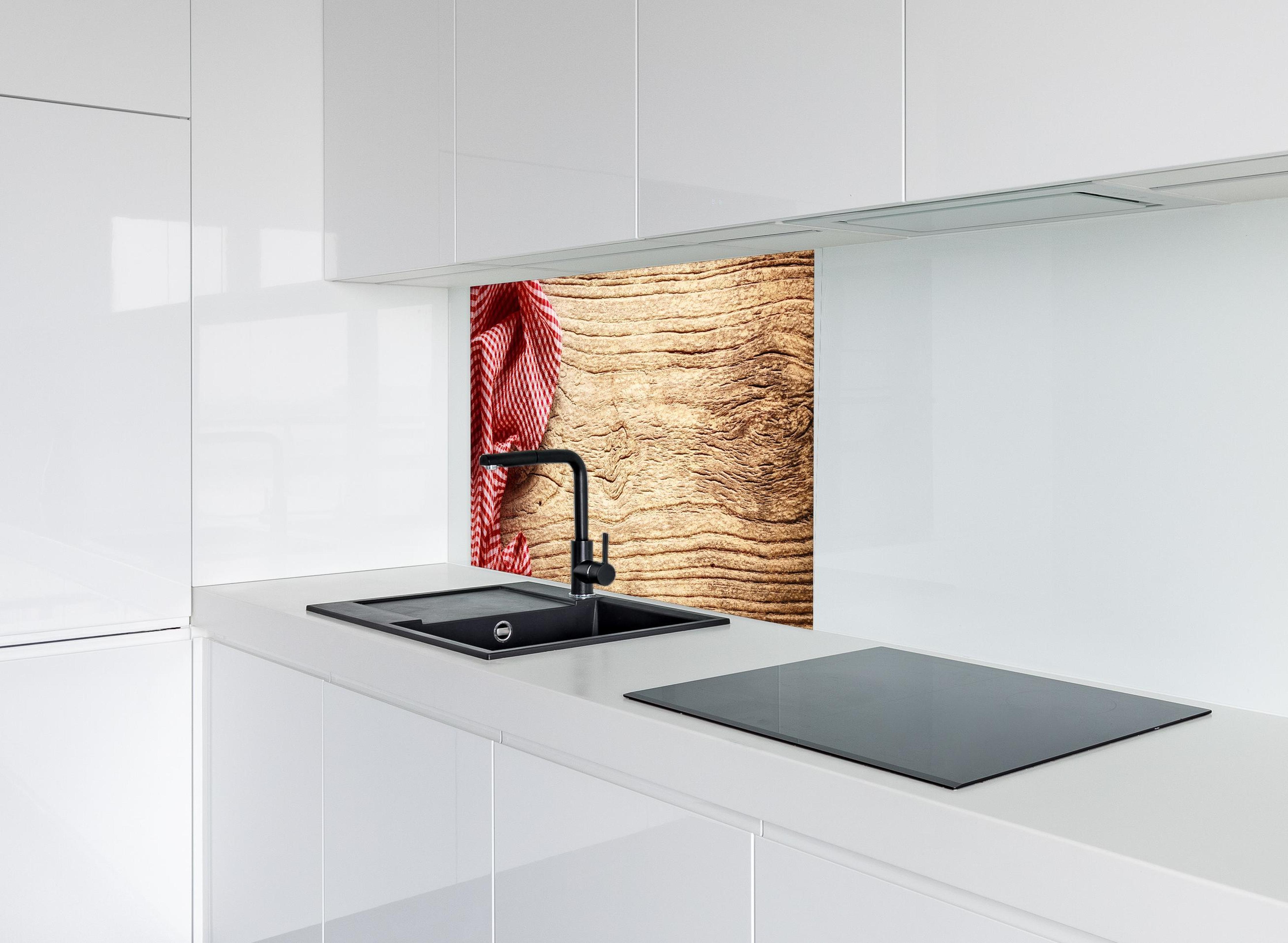 Spritzschutz - Kariertes Tischtuch auf Holztisch hinter modernem schwarz-matten Spülbecken in weißer Hochglanz-Küche
