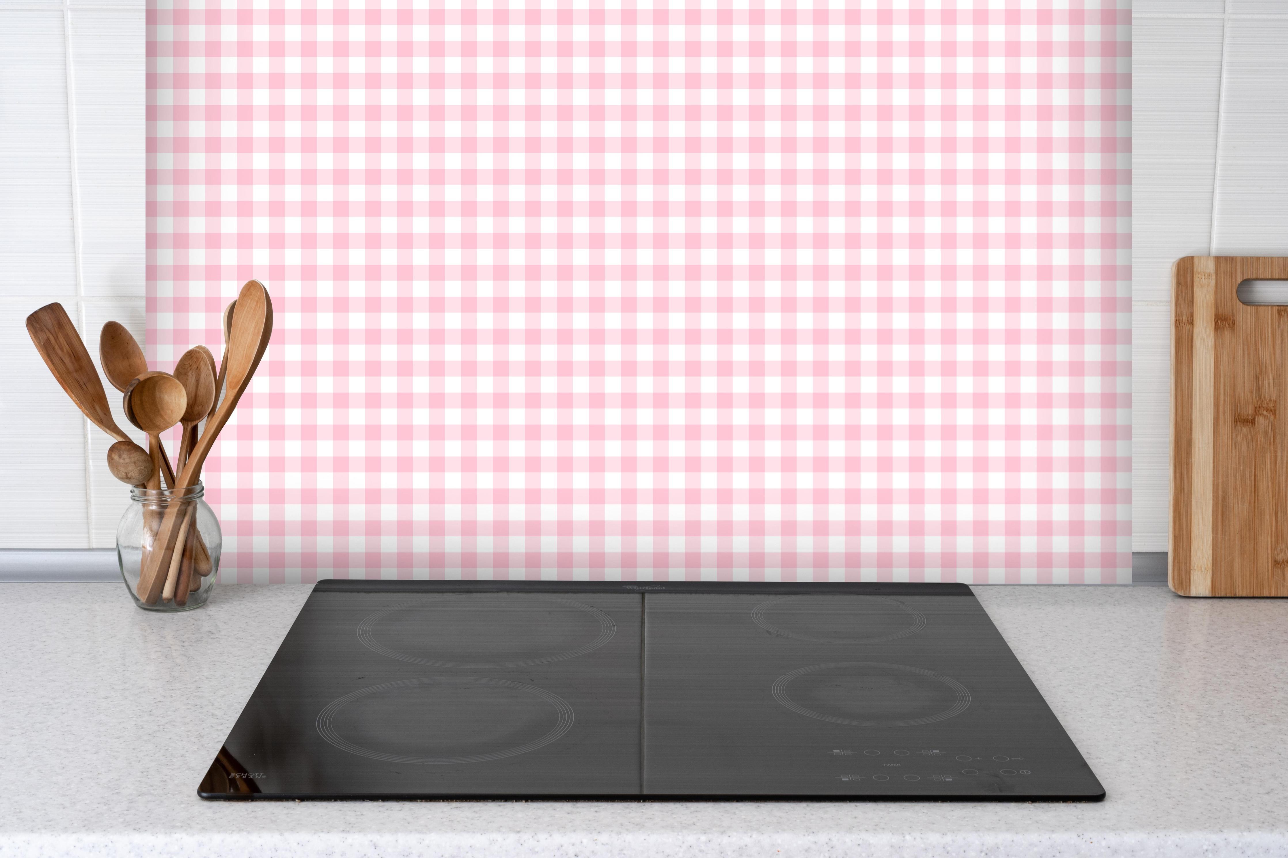 Spritzschutz - Kariertes Vichy Pastellrosa Muster mit weißem Hintergrund hinter einem Cerankochfeld zwischen Holz-Kochutensilien