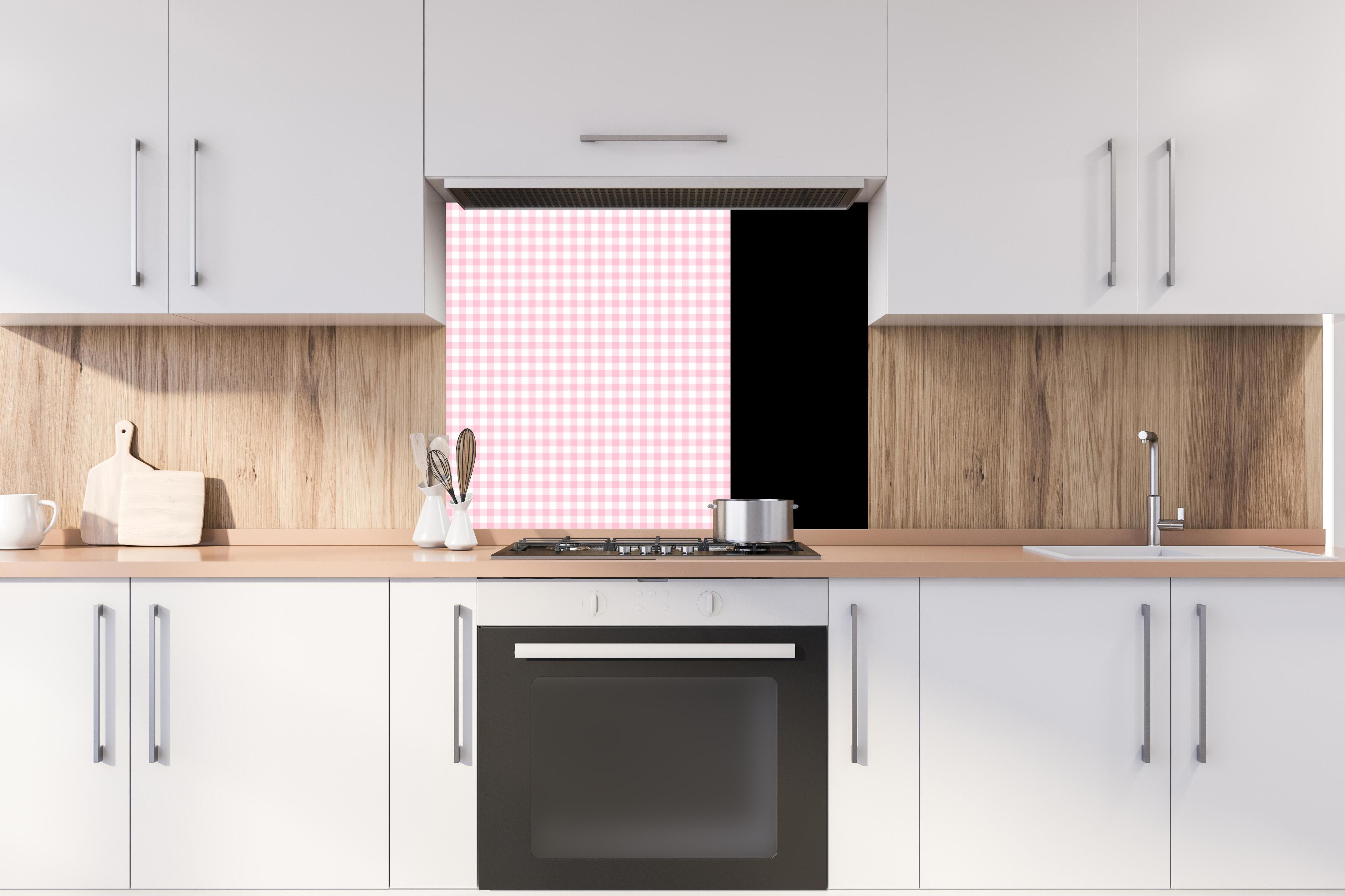 Spritzschutz - Kariertes Vichy Pastellrosa Muster mit weißem Hintergrund hinter stilvollem Gasherd unter Dunstabzugshaube